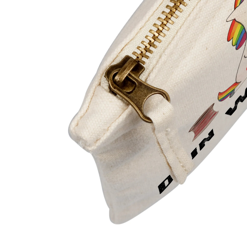 Personalisierte Schminktasche Einhorn Näherin Personalisierte Schminktasche, Personalisierte Kosmetiktasche, Personalisierter Kosmetikbeutel, Personalisiertes Stiftemäppchen, Personalisiertes Etui, Personalisierte Federmappe, Personalisierte Makeup Bag, Personalisiertes Schminketui, Personalisiertes Kosmetiketui, Personalisiertes Schlamperetui, Schminktasche mit Namen, Kosmetiktasche mit Namen, Kosmetikbeutel mit Namen, Stiftemäppchen mit Namen, Etui mit Namen, Federmappe mit Namen, Makeup Bg mit Namen, Schminketui mit Namen, Kosmetiketui mit Namen, Schlamperetui mit Namen, Schminktasche personalisieren, Schminktasche bedrucken, Schminktasche selbst gestalten, Einhorn, Einhörner, Einhorn Deko, Pegasus, Unicorn, Näherin, nähen, Mädchen, Freundin, Häkeln, Stricken, basteln, Nähzimmer