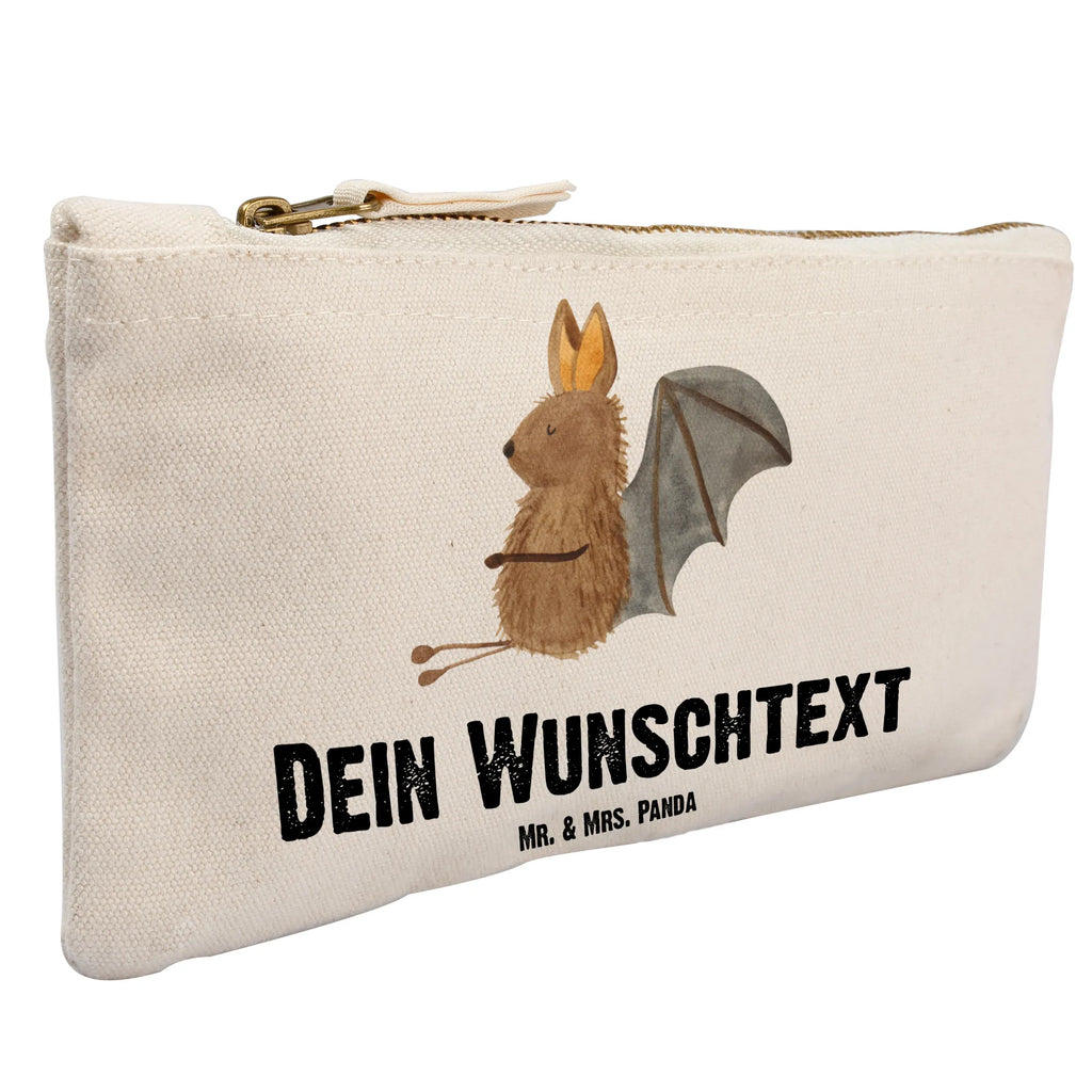 Personalisierte Schminktasche Fledermaus sitzend Personalisierte Schminktasche, Personalisierte Kosmetiktasche, Personalisierter Kosmetikbeutel, Personalisiertes Stiftemäppchen, Personalisiertes Etui, Personalisierte Federmappe, Personalisierte Makeup Bag, Personalisiertes Schminketui, Personalisiertes Kosmetiketui, Personalisiertes Schlamperetui, Schminktasche mit Namen, Kosmetiktasche mit Namen, Kosmetikbeutel mit Namen, Stiftemäppchen mit Namen, Etui mit Namen, Federmappe mit Namen, Makeup Bg mit Namen, Schminketui mit Namen, Kosmetiketui mit Namen, Schlamperetui mit Namen, Schminktasche personalisieren, Schminktasche bedrucken, Schminktasche selbst gestalten, Tiermotive, Gute Laune, lustige Sprüche, Tiere, Fledermaus, Fledermäuse, Motivation, entspannen