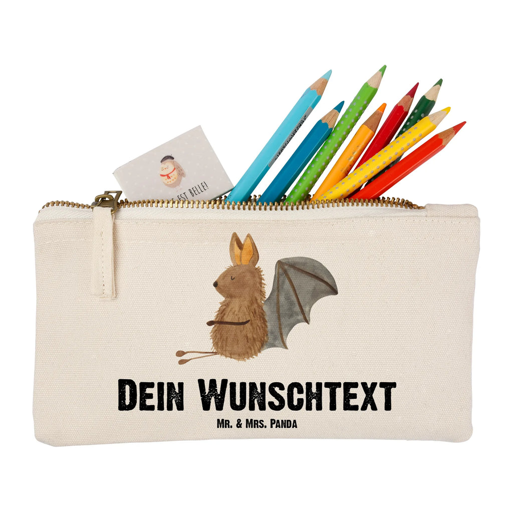 Personalisierte Schminktasche Fledermaus sitzend Personalisierte Schminktasche, Personalisierte Kosmetiktasche, Personalisierter Kosmetikbeutel, Personalisiertes Stiftemäppchen, Personalisiertes Etui, Personalisierte Federmappe, Personalisierte Makeup Bag, Personalisiertes Schminketui, Personalisiertes Kosmetiketui, Personalisiertes Schlamperetui, Schminktasche mit Namen, Kosmetiktasche mit Namen, Kosmetikbeutel mit Namen, Stiftemäppchen mit Namen, Etui mit Namen, Federmappe mit Namen, Makeup Bg mit Namen, Schminketui mit Namen, Kosmetiketui mit Namen, Schlamperetui mit Namen, Schminktasche personalisieren, Schminktasche bedrucken, Schminktasche selbst gestalten, Tiermotive, Gute Laune, lustige Sprüche, Tiere, Fledermaus, Fledermäuse, Motivation, entspannen