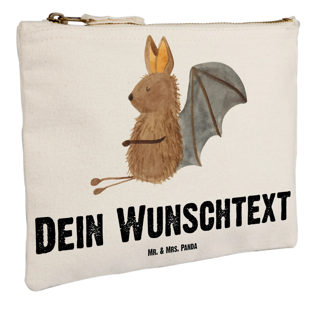 Personalisierte Schminktasche Fledermaus sitzend Personalisierte Schminktasche, Personalisierte Kosmetiktasche, Personalisierter Kosmetikbeutel, Personalisiertes Stiftemäppchen, Personalisiertes Etui, Personalisierte Federmappe, Personalisierte Makeup Bag, Personalisiertes Schminketui, Personalisiertes Kosmetiketui, Personalisiertes Schlamperetui, Schminktasche mit Namen, Kosmetiktasche mit Namen, Kosmetikbeutel mit Namen, Stiftemäppchen mit Namen, Etui mit Namen, Federmappe mit Namen, Makeup Bg mit Namen, Schminketui mit Namen, Kosmetiketui mit Namen, Schlamperetui mit Namen, Schminktasche personalisieren, Schminktasche bedrucken, Schminktasche selbst gestalten, Tiermotive, Gute Laune, lustige Sprüche, Tiere, Fledermaus, Fledermäuse, Motivation, entspannen