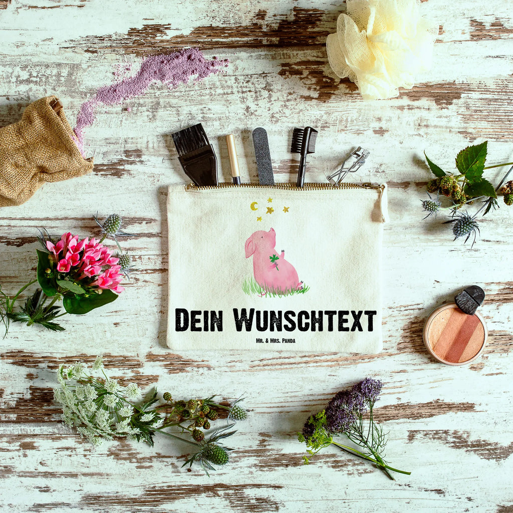 Personalisierte Schminktasche Glücksschwein Personalisierte Schminktasche, Personalisierte Kosmetiktasche, Personalisierter Kosmetikbeutel, Personalisiertes Stiftemäppchen, Personalisiertes Etui, Personalisierte Federmappe, Personalisierte Makeup Bag, Personalisiertes Schminketui, Personalisiertes Kosmetiketui, Personalisiertes Schlamperetui, Schminktasche mit Namen, Kosmetiktasche mit Namen, Kosmetikbeutel mit Namen, Stiftemäppchen mit Namen, Etui mit Namen, Federmappe mit Namen, Makeup Bg mit Namen, Schminketui mit Namen, Kosmetiketui mit Namen, Schlamperetui mit Namen, Schminktasche personalisieren, Schminktasche bedrucken, Schminktasche selbst gestalten, Tiermotive, Gute Laune, lustige Sprüche, Tiere, Glücksschwein. Glück, Schwein, Schweinchen, Sterne, Sernchen, Ziele, Träume, Motivation, Glücksbringer