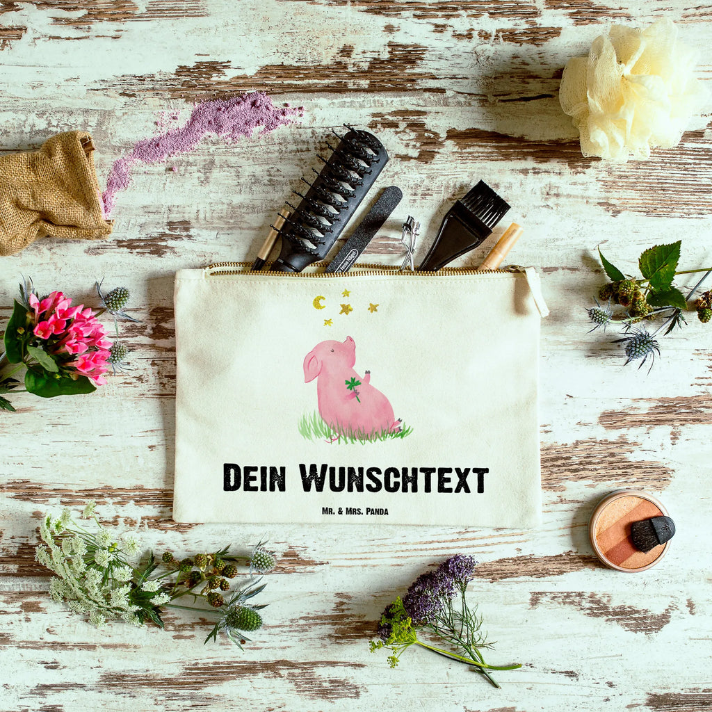 Personalisierte Schminktasche Glücksschwein Personalisierte Schminktasche, Personalisierte Kosmetiktasche, Personalisierter Kosmetikbeutel, Personalisiertes Stiftemäppchen, Personalisiertes Etui, Personalisierte Federmappe, Personalisierte Makeup Bag, Personalisiertes Schminketui, Personalisiertes Kosmetiketui, Personalisiertes Schlamperetui, Schminktasche mit Namen, Kosmetiktasche mit Namen, Kosmetikbeutel mit Namen, Stiftemäppchen mit Namen, Etui mit Namen, Federmappe mit Namen, Makeup Bg mit Namen, Schminketui mit Namen, Kosmetiketui mit Namen, Schlamperetui mit Namen, Schminktasche personalisieren, Schminktasche bedrucken, Schminktasche selbst gestalten, Tiermotive, Gute Laune, lustige Sprüche, Tiere, Glücksschwein. Glück, Schwein, Schweinchen, Sterne, Sernchen, Ziele, Träume, Motivation, Glücksbringer