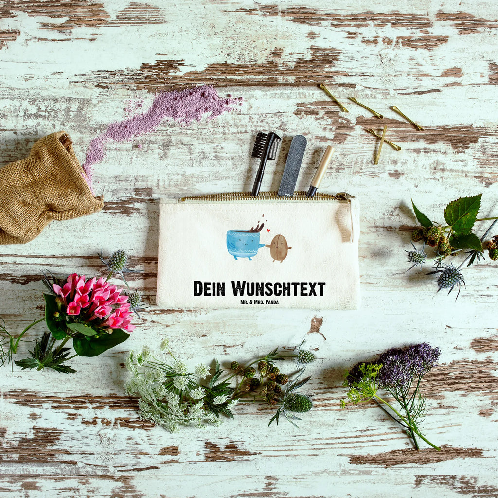 Personalisierte Schminktasche Kaffee Bohne Personalisierte Schminktasche, Personalisierte Kosmetiktasche, Personalisierter Kosmetikbeutel, Personalisiertes Stiftemäppchen, Personalisiertes Etui, Personalisierte Federmappe, Personalisierte Makeup Bag, Personalisiertes Schminketui, Personalisiertes Kosmetiketui, Personalisiertes Schlamperetui, Schminktasche mit Namen, Kosmetiktasche mit Namen, Kosmetikbeutel mit Namen, Stiftemäppchen mit Namen, Etui mit Namen, Federmappe mit Namen, Makeup Bg mit Namen, Schminketui mit Namen, Kosmetiketui mit Namen, Schlamperetui mit Namen, Schminktasche personalisieren, Schminktasche bedrucken, Schminktasche selbst gestalten, Tiermotive, Gute Laune, lustige Sprüche, Tiere, Kaffee, Kaffeebohne, Genuss, Zufriedenheit, Glück