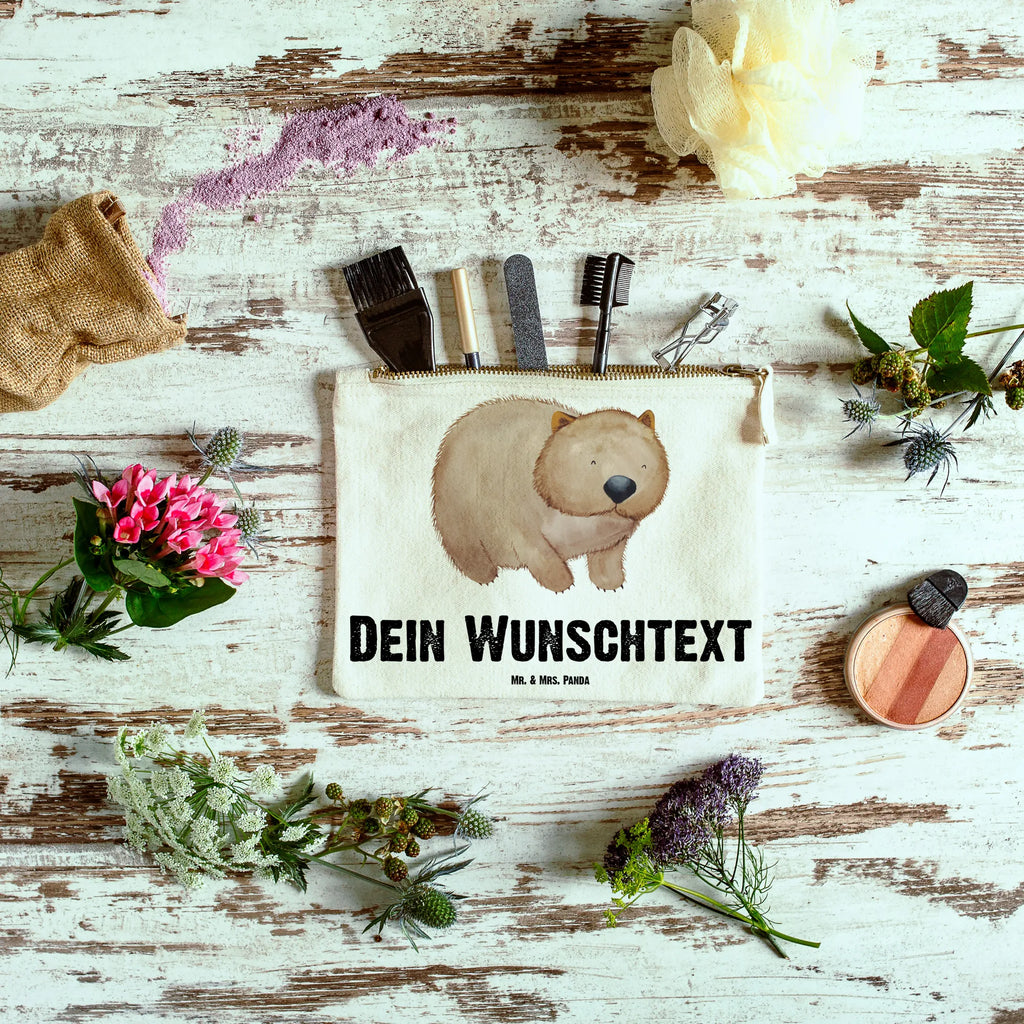 Personalisierte Schminktasche Wombat Personalisierte Schminktasche, Personalisierte Kosmetiktasche, Personalisierter Kosmetikbeutel, Personalisiertes Stiftemäppchen, Personalisiertes Etui, Personalisierte Federmappe, Personalisierte Makeup Bag, Personalisiertes Schminketui, Personalisiertes Kosmetiketui, Personalisiertes Schlamperetui, Schminktasche mit Namen, Kosmetiktasche mit Namen, Kosmetikbeutel mit Namen, Stiftemäppchen mit Namen, Etui mit Namen, Federmappe mit Namen, Makeup Bg mit Namen, Schminketui mit Namen, Kosmetiketui mit Namen, Schlamperetui mit Namen, Schminktasche personalisieren, Schminktasche bedrucken, Schminktasche selbst gestalten, Tiermotive, Gute Laune, lustige Sprüche, Tiere, Wombat, Das Leben ist schön, Motivation, Spruch, Australien