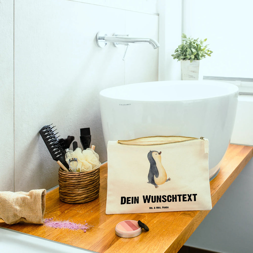 Personalisierte Schminktasche Pinguin marschierend Personalisierte Schminktasche, Personalisierte Kosmetiktasche, Personalisierter Kosmetikbeutel, Personalisiertes Stiftemäppchen, Personalisiertes Etui, Personalisierte Federmappe, Personalisierte Makeup Bag, Personalisiertes Schminketui, Personalisiertes Kosmetiketui, Personalisiertes Schlamperetui, Schminktasche mit Namen, Kosmetiktasche mit Namen, Kosmetikbeutel mit Namen, Stiftemäppchen mit Namen, Etui mit Namen, Federmappe mit Namen, Makeup Bg mit Namen, Schminketui mit Namen, Kosmetiketui mit Namen, Schlamperetui mit Namen, Schminktasche personalisieren, Schminktasche bedrucken, Schminktasche selbst gestalten, Pinguin, Pinguine, Frühaufsteher, Langschläfer, Bruder, Schwester, Familie