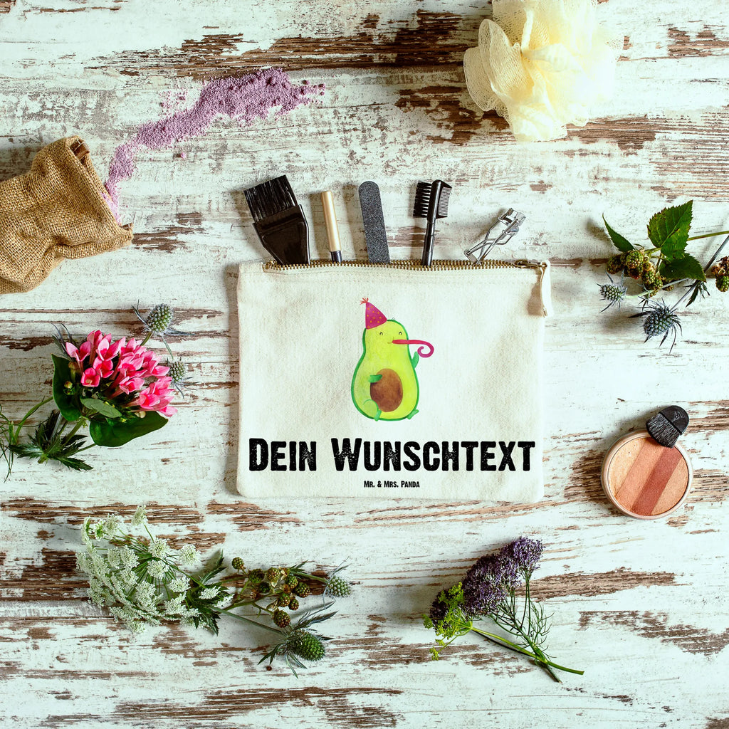 Personalisierte Schminktasche Avocado Partyhupe Personalisierte Schminktasche, Personalisierte Kosmetiktasche, Personalisierter Kosmetikbeutel, Personalisiertes Stiftemäppchen, Personalisiertes Etui, Personalisierte Federmappe, Personalisierte Makeup Bag, Personalisiertes Schminketui, Personalisiertes Kosmetiketui, Personalisiertes Schlamperetui, Schminktasche mit Namen, Kosmetiktasche mit Namen, Kosmetikbeutel mit Namen, Stiftemäppchen mit Namen, Etui mit Namen, Federmappe mit Namen, Makeup Bg mit Namen, Schminketui mit Namen, Kosmetiketui mit Namen, Schlamperetui mit Namen, Schminktasche personalisieren, Schminktasche bedrucken, Schminktasche selbst gestalten, Avocado, Veggie, Vegan, Gesund, Party, Feierlichkeit, Feier, Fete, Geburtstag, Gute Laune, Tröte