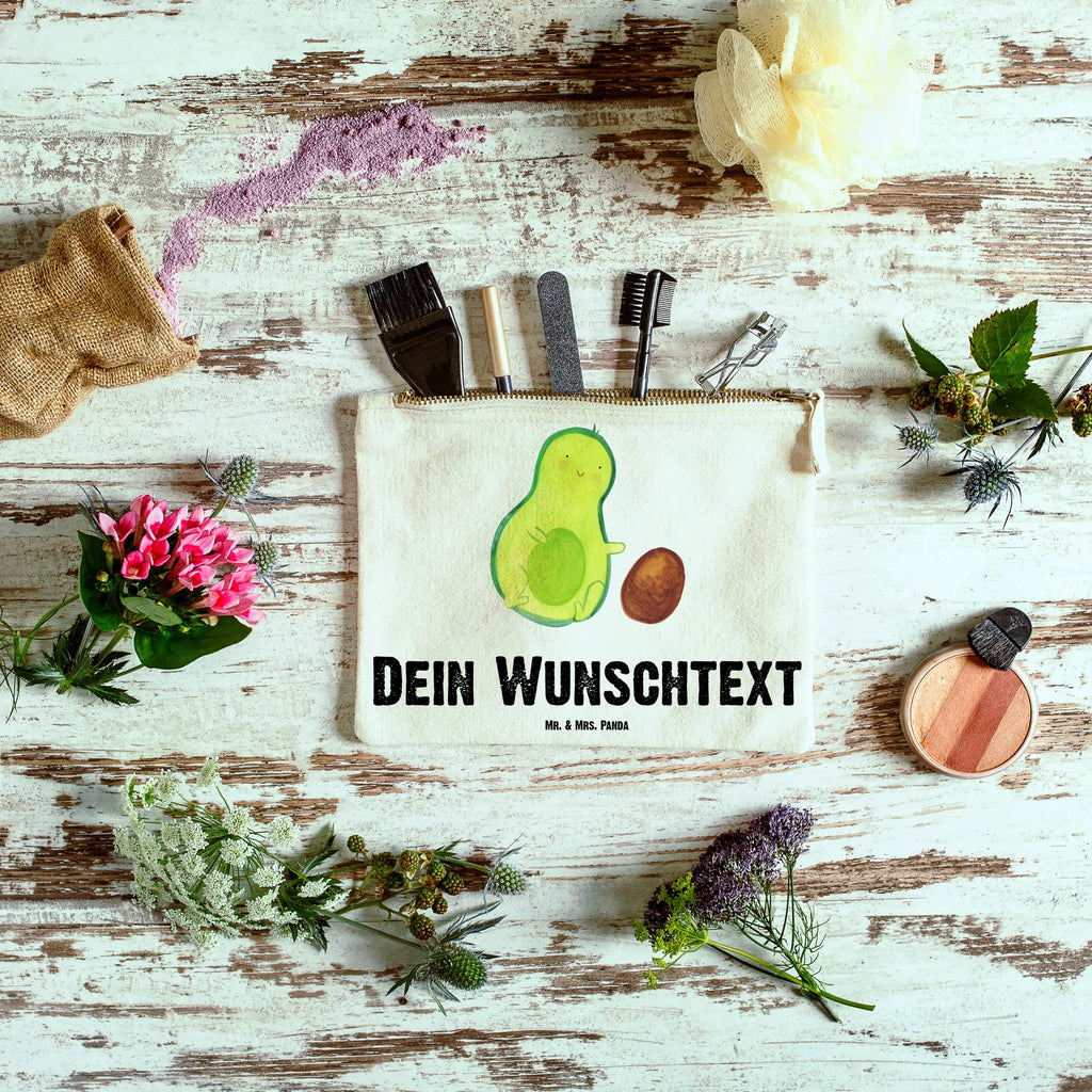 Personalisierte Schminktasche Avocado rollt Kern Personalisierte Schminktasche, Personalisierte Kosmetiktasche, Personalisierter Kosmetikbeutel, Personalisiertes Stiftemäppchen, Personalisiertes Etui, Personalisierte Federmappe, Personalisierte Makeup Bag, Personalisiertes Schminketui, Personalisiertes Kosmetiketui, Personalisiertes Schlamperetui, Schminktasche mit Namen, Kosmetiktasche mit Namen, Kosmetikbeutel mit Namen, Stiftemäppchen mit Namen, Etui mit Namen, Federmappe mit Namen, Makeup Bg mit Namen, Schminketui mit Namen, Kosmetiketui mit Namen, Schlamperetui mit Namen, Schminktasche personalisieren, Schminktasche bedrucken, Schminktasche selbst gestalten, Avocado, Veggie, Vegan, Gesund, Avocados, Schwanger, Geburt, Geburtstag, Säugling, Kind, erstes Kind, zur Geburt, Schwangerschaft, Babyparty, Baby, große Liebe, Liebe, Love