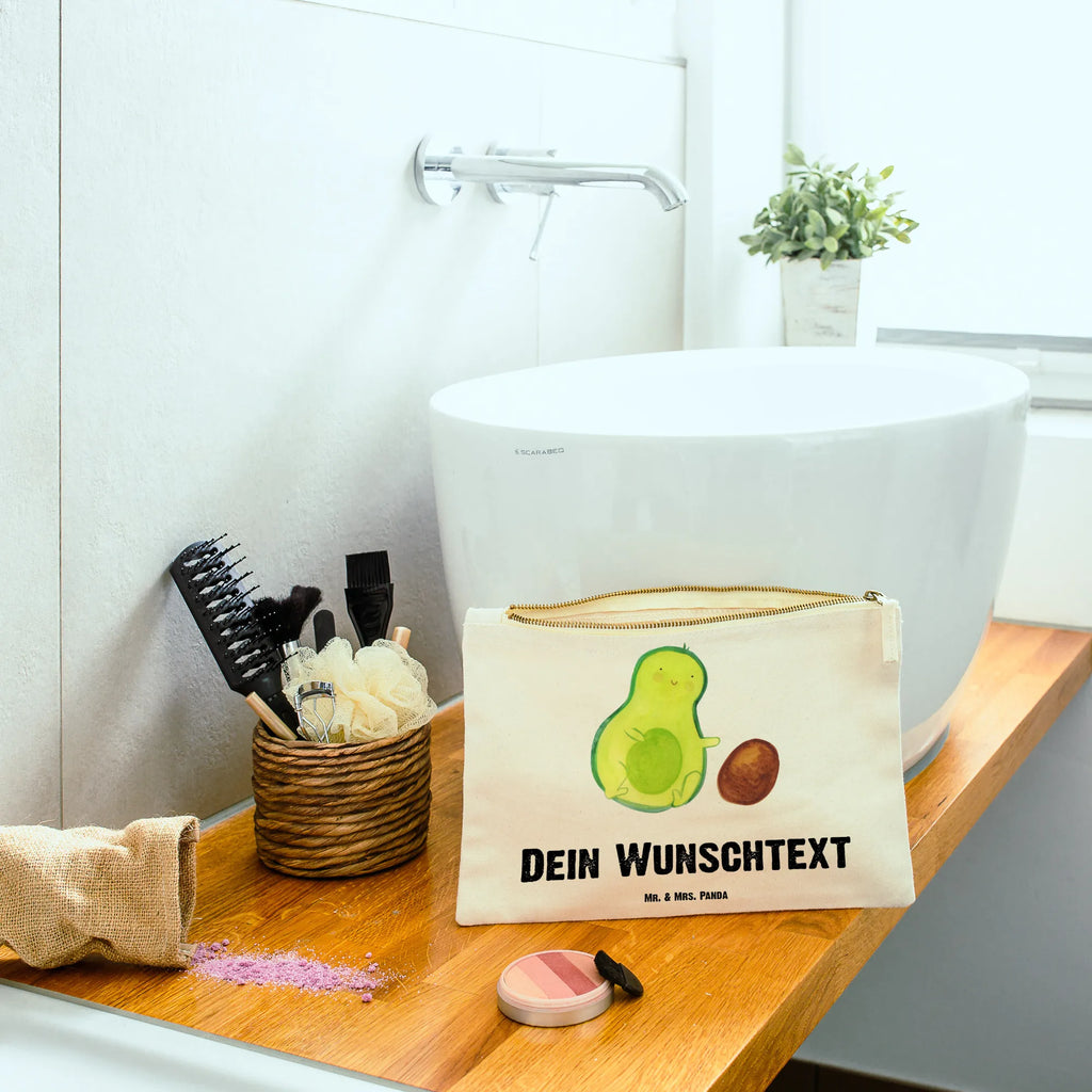 Personalisierte Schminktasche Avocado rollt Kern Personalisierte Schminktasche, Personalisierte Kosmetiktasche, Personalisierter Kosmetikbeutel, Personalisiertes Stiftemäppchen, Personalisiertes Etui, Personalisierte Federmappe, Personalisierte Makeup Bag, Personalisiertes Schminketui, Personalisiertes Kosmetiketui, Personalisiertes Schlamperetui, Schminktasche mit Namen, Kosmetiktasche mit Namen, Kosmetikbeutel mit Namen, Stiftemäppchen mit Namen, Etui mit Namen, Federmappe mit Namen, Makeup Bg mit Namen, Schminketui mit Namen, Kosmetiketui mit Namen, Schlamperetui mit Namen, Schminktasche personalisieren, Schminktasche bedrucken, Schminktasche selbst gestalten, Avocado, Veggie, Vegan, Gesund, Avocados, Schwanger, Geburt, Geburtstag, Säugling, Kind, erstes Kind, zur Geburt, Schwangerschaft, Babyparty, Baby, große Liebe, Liebe, Love