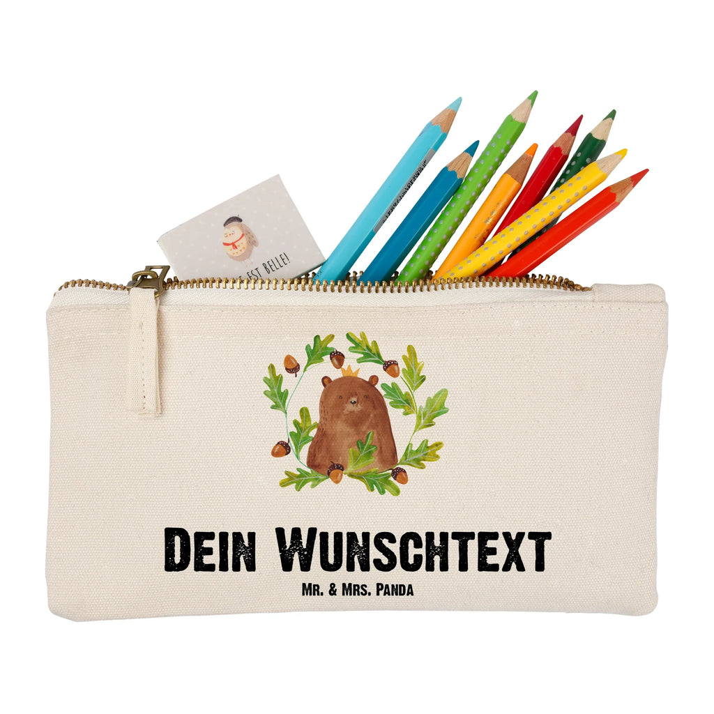 Personalisierte Schminktasche Bär König Personalisierte Schminktasche, Personalisierte Kosmetiktasche, Personalisierter Kosmetikbeutel, Personalisiertes Stiftemäppchen, Personalisiertes Etui, Personalisierte Federmappe, Personalisierte Makeup Bag, Personalisiertes Schminketui, Personalisiertes Kosmetiketui, Personalisiertes Schlamperetui, Schminktasche mit Namen, Kosmetiktasche mit Namen, Kosmetikbeutel mit Namen, Stiftemäppchen mit Namen, Etui mit Namen, Federmappe mit Namen, Makeup Bg mit Namen, Schminketui mit Namen, Kosmetiketui mit Namen, Schlamperetui mit Namen, Schminktasche personalisieren, Schminktasche bedrucken, Schminktasche selbst gestalten, Bär, Teddy, Teddybär, Papa, Papa Bär, bester Vater, bester Papa, weltbester Papa, Vatertag, Vater, Dad, Daddy, Papi