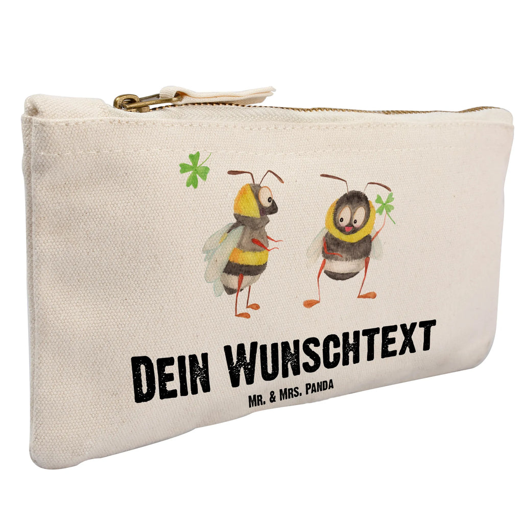 Personalisierte Schminktasche Hummeln mit Kleeblatt Personalisierte Schminktasche, Personalisierte Kosmetiktasche, Personalisierter Kosmetikbeutel, Personalisiertes Stiftemäppchen, Personalisiertes Etui, Personalisierte Federmappe, Personalisierte Makeup Bag, Personalisiertes Schminketui, Personalisiertes Kosmetiketui, Personalisiertes Schlamperetui, Schminktasche mit Namen, Kosmetiktasche mit Namen, Kosmetikbeutel mit Namen, Stiftemäppchen mit Namen, Etui mit Namen, Federmappe mit Namen, Makeup Bg mit Namen, Schminketui mit Namen, Kosmetiketui mit Namen, Schlamperetui mit Namen, Schminktasche personalisieren, Schminktasche bedrucken, Schminktasche selbst gestalten, Tiermotive, Gute Laune, lustige Sprüche, Tiere, Hummel, Biene, Spruch positiv, Biene Deko, Spruch schön, glücklich sein, glücklich werden, Spruch fröhlich