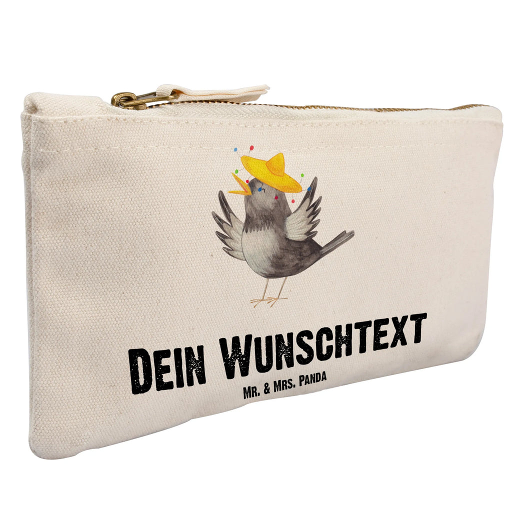 Personalisierte Schminktasche Rabe mit Sombrero Personalisierte Schminktasche, Personalisierte Kosmetiktasche, Personalisierter Kosmetikbeutel, Personalisiertes Stiftemäppchen, Personalisiertes Etui, Personalisierte Federmappe, Personalisierte Makeup Bag, Personalisiertes Schminketui, Personalisiertes Kosmetiketui, Personalisiertes Schlamperetui, Schminktasche mit Namen, Kosmetiktasche mit Namen, Kosmetikbeutel mit Namen, Stiftemäppchen mit Namen, Etui mit Namen, Federmappe mit Namen, Makeup Bg mit Namen, Schminketui mit Namen, Kosmetiketui mit Namen, Schlamperetui mit Namen, Schminktasche personalisieren, Schminktasche bedrucken, Schminktasche selbst gestalten, Tiermotive, Gute Laune, lustige Sprüche, Tiere, Rabe, Vogel, Vögel, Spruch positiv, fröhlich sein, glücklich sein, Glück Spruch, froh, Elster, Motivation