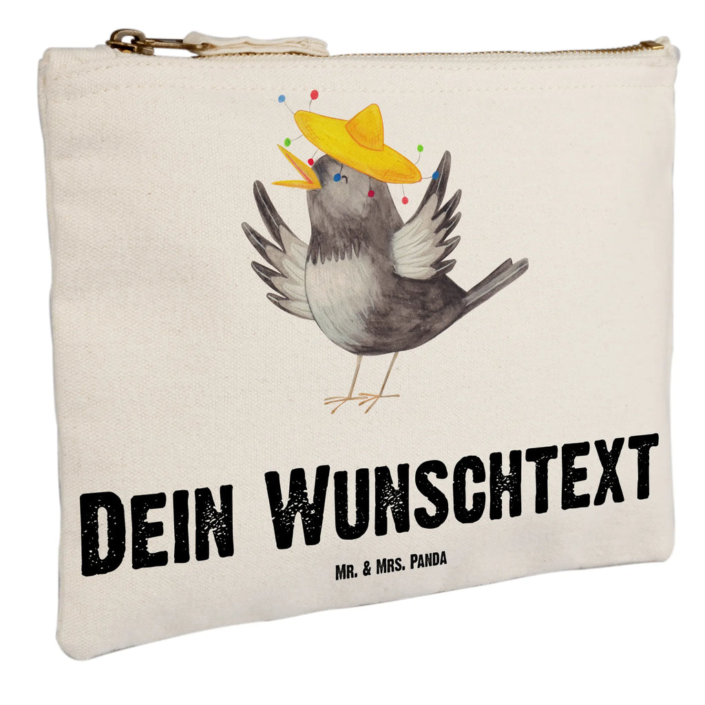 Personalisierte Schminktasche Rabe mit Sombrero Personalisierte Schminktasche, Personalisierte Kosmetiktasche, Personalisierter Kosmetikbeutel, Personalisiertes Stiftemäppchen, Personalisiertes Etui, Personalisierte Federmappe, Personalisierte Makeup Bag, Personalisiertes Schminketui, Personalisiertes Kosmetiketui, Personalisiertes Schlamperetui, Schminktasche mit Namen, Kosmetiktasche mit Namen, Kosmetikbeutel mit Namen, Stiftemäppchen mit Namen, Etui mit Namen, Federmappe mit Namen, Makeup Bg mit Namen, Schminketui mit Namen, Kosmetiketui mit Namen, Schlamperetui mit Namen, Schminktasche personalisieren, Schminktasche bedrucken, Schminktasche selbst gestalten, Tiermotive, Gute Laune, lustige Sprüche, Tiere, Rabe, Vogel, Vögel, Spruch positiv, fröhlich sein, glücklich sein, Glück Spruch, froh, Elster, Motivation