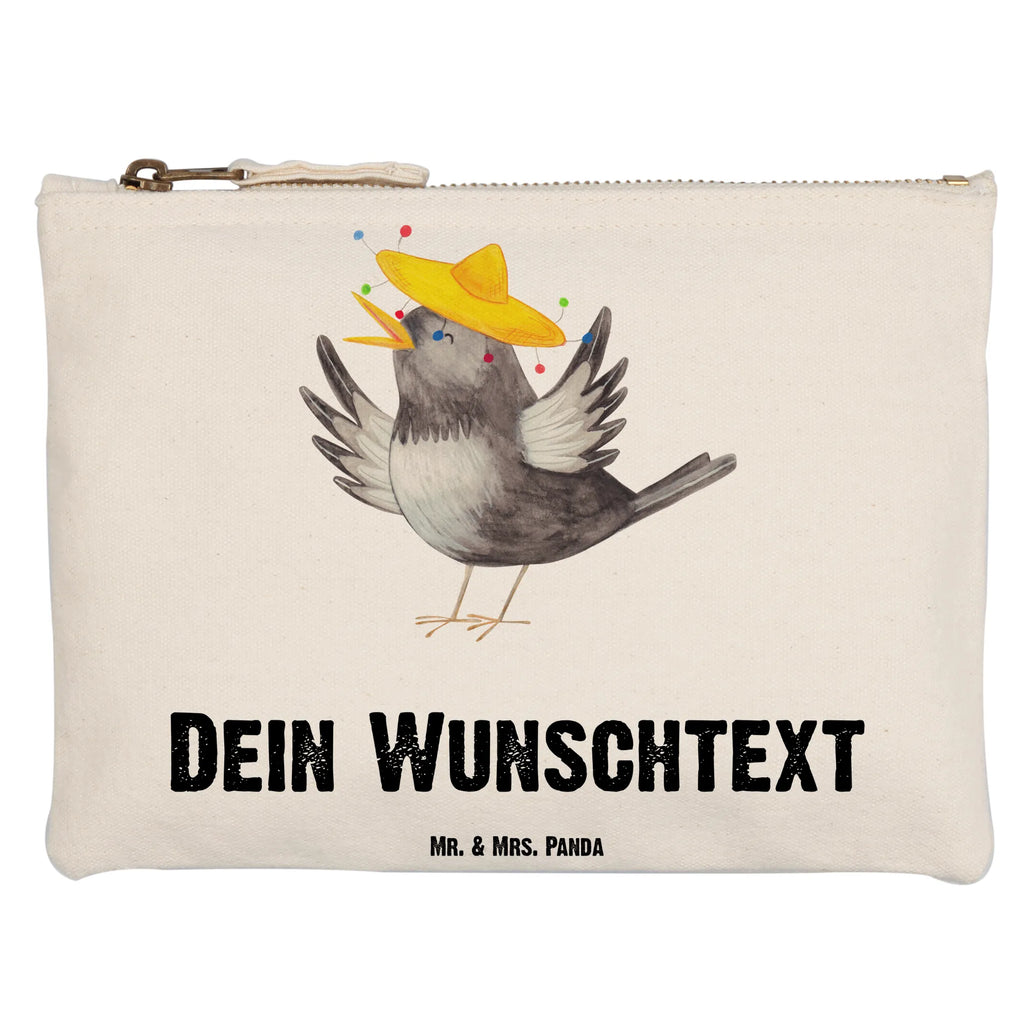 Personalisierte Schminktasche Rabe mit Sombrero Personalisierte Schminktasche, Personalisierte Kosmetiktasche, Personalisierter Kosmetikbeutel, Personalisiertes Stiftemäppchen, Personalisiertes Etui, Personalisierte Federmappe, Personalisierte Makeup Bag, Personalisiertes Schminketui, Personalisiertes Kosmetiketui, Personalisiertes Schlamperetui, Schminktasche mit Namen, Kosmetiktasche mit Namen, Kosmetikbeutel mit Namen, Stiftemäppchen mit Namen, Etui mit Namen, Federmappe mit Namen, Makeup Bg mit Namen, Schminketui mit Namen, Kosmetiketui mit Namen, Schlamperetui mit Namen, Schminktasche personalisieren, Schminktasche bedrucken, Schminktasche selbst gestalten, Tiermotive, Gute Laune, lustige Sprüche, Tiere, Rabe, Vogel, Vögel, Spruch positiv, fröhlich sein, glücklich sein, Glück Spruch, froh, Elster, Motivation