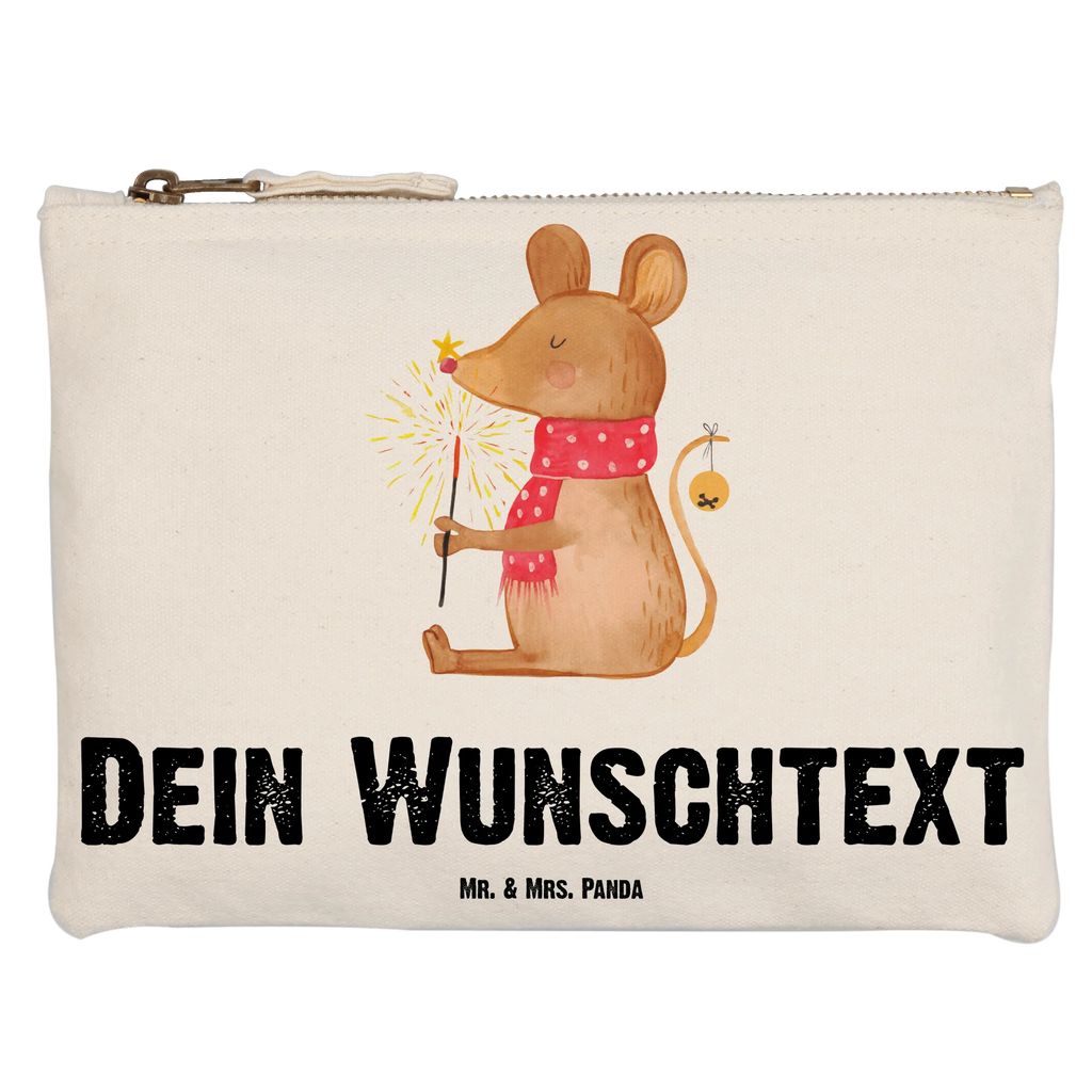 Personalisierte Schminktasche Weihnachtsmaus Personalisierte Schminktasche, Personalisierte Kosmetiktasche, Personalisierter Kosmetikbeutel, Personalisiertes Stiftemäppchen, Personalisiertes Etui, Personalisierte Federmappe, Personalisierte Makeup Bag, Personalisiertes Schminketui, Personalisiertes Kosmetiketui, Personalisiertes Schlamperetui, Schminktasche mit Namen, Kosmetiktasche mit Namen, Kosmetikbeutel mit Namen, Stiftemäppchen mit Namen, Etui mit Namen, Federmappe mit Namen, Makeup Bg mit Namen, Schminketui mit Namen, Kosmetiketui mit Namen, Schlamperetui mit Namen, Schminktasche personalisieren, Schminktasche bedrucken, Schminktasche selbst gestalten, Winter, Weihnachten, Weihnachtsdeko, Nikolaus, Advent, Heiligabend, Wintermotiv, Frohe Weihnachten, Weihnachtsgruß, Weihnachtsmotiv, Maus, Mäuschen, Weihnachtswunder