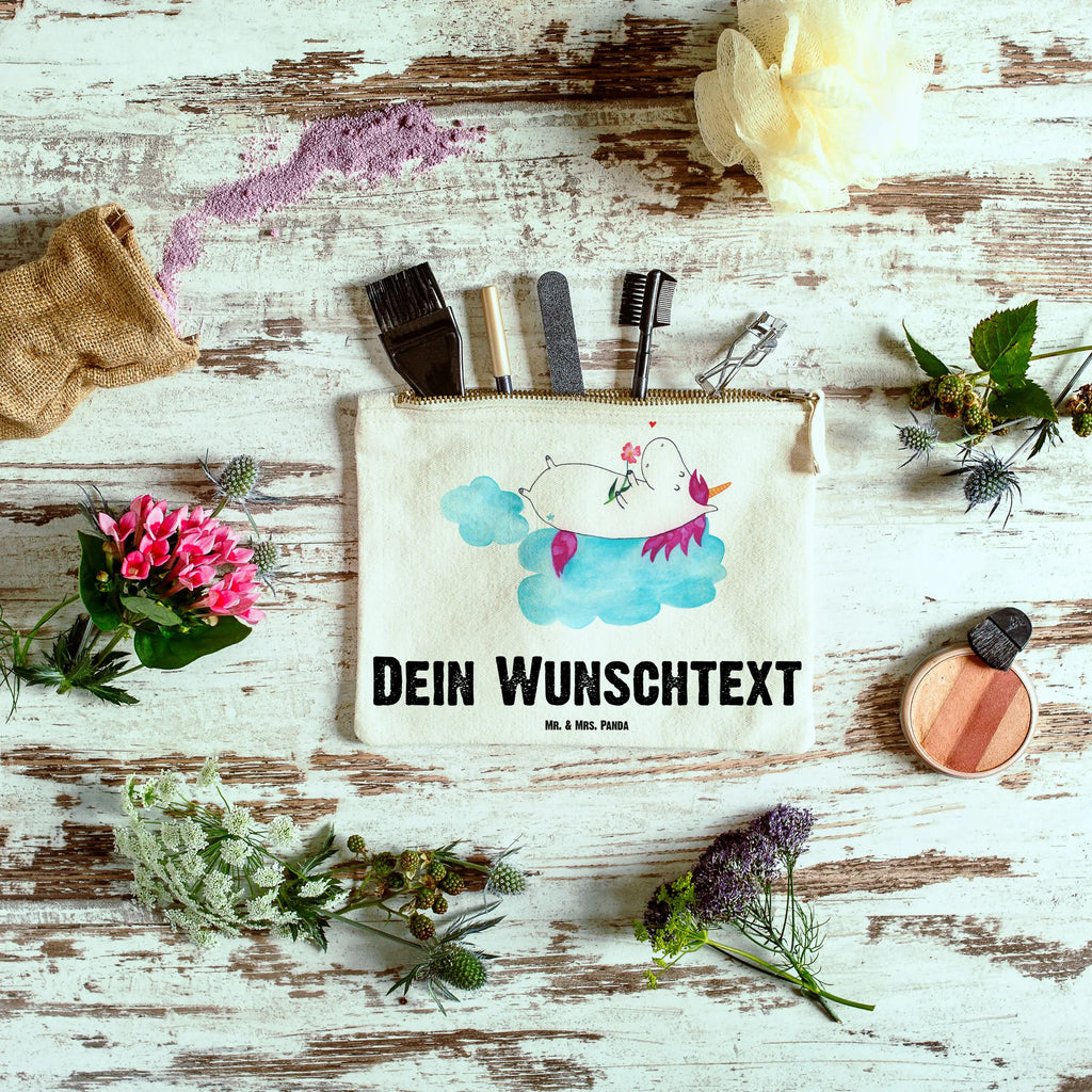 Personalisierte Schminktasche Einhorn verliebt auf Wolke Personalisierte Schminktasche, Personalisierte Kosmetiktasche, Personalisierter Kosmetikbeutel, Personalisiertes Stiftemäppchen, Personalisiertes Etui, Personalisierte Federmappe, Personalisierte Makeup Bag, Personalisiertes Schminketui, Personalisiertes Kosmetiketui, Personalisiertes Schlamperetui, Schminktasche mit Namen, Kosmetiktasche mit Namen, Kosmetikbeutel mit Namen, Stiftemäppchen mit Namen, Etui mit Namen, Federmappe mit Namen, Makeup Bg mit Namen, Schminketui mit Namen, Kosmetiketui mit Namen, Schlamperetui mit Namen, Schminktasche personalisieren, Schminktasche bedrucken, Schminktasche selbst gestalten, Einhorn, Einhörner, Einhorn Deko, Pegasus, Unicorn, verliebt, Liebe, Liebesbeweis, Freundin, Wolke