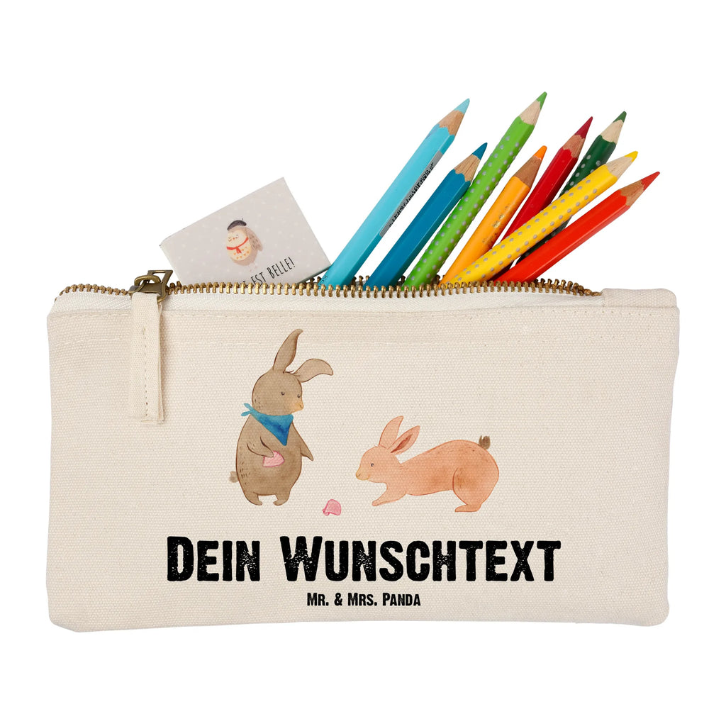 Personalisierte Schminktasche Hasen Muschel Personalisierte Schminktasche, Personalisierte Kosmetiktasche, Personalisierter Kosmetikbeutel, Personalisiertes Stiftemäppchen, Personalisiertes Etui, Personalisierte Federmappe, Personalisierte Makeup Bag, Personalisiertes Schminketui, Personalisiertes Kosmetiketui, Personalisiertes Schlamperetui, Schminktasche mit Namen, Kosmetiktasche mit Namen, Kosmetikbeutel mit Namen, Stiftemäppchen mit Namen, Etui mit Namen, Federmappe mit Namen, Makeup Bg mit Namen, Schminketui mit Namen, Kosmetiketui mit Namen, Schlamperetui mit Namen, Schminktasche personalisieren, Schminktasche bedrucken, Schminktasche selbst gestalten, Familie, Vatertag, Muttertag, Bruder, Schwester, Mama, Papa, Oma, Opa, Hasen, beste Freundin, Freundin, Freundinnen, best friends, BFF, Muscheln sammeln, Muscheln, Meer