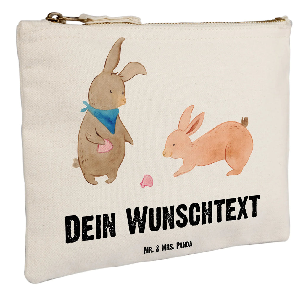 Personalisierte Schminktasche Hasen Muschel Personalisierte Schminktasche, Personalisierte Kosmetiktasche, Personalisierter Kosmetikbeutel, Personalisiertes Stiftemäppchen, Personalisiertes Etui, Personalisierte Federmappe, Personalisierte Makeup Bag, Personalisiertes Schminketui, Personalisiertes Kosmetiketui, Personalisiertes Schlamperetui, Schminktasche mit Namen, Kosmetiktasche mit Namen, Kosmetikbeutel mit Namen, Stiftemäppchen mit Namen, Etui mit Namen, Federmappe mit Namen, Makeup Bg mit Namen, Schminketui mit Namen, Kosmetiketui mit Namen, Schlamperetui mit Namen, Schminktasche personalisieren, Schminktasche bedrucken, Schminktasche selbst gestalten, Familie, Vatertag, Muttertag, Bruder, Schwester, Mama, Papa, Oma, Opa, Hasen, beste Freundin, Freundin, Freundinnen, best friends, BFF, Muscheln sammeln, Muscheln, Meer