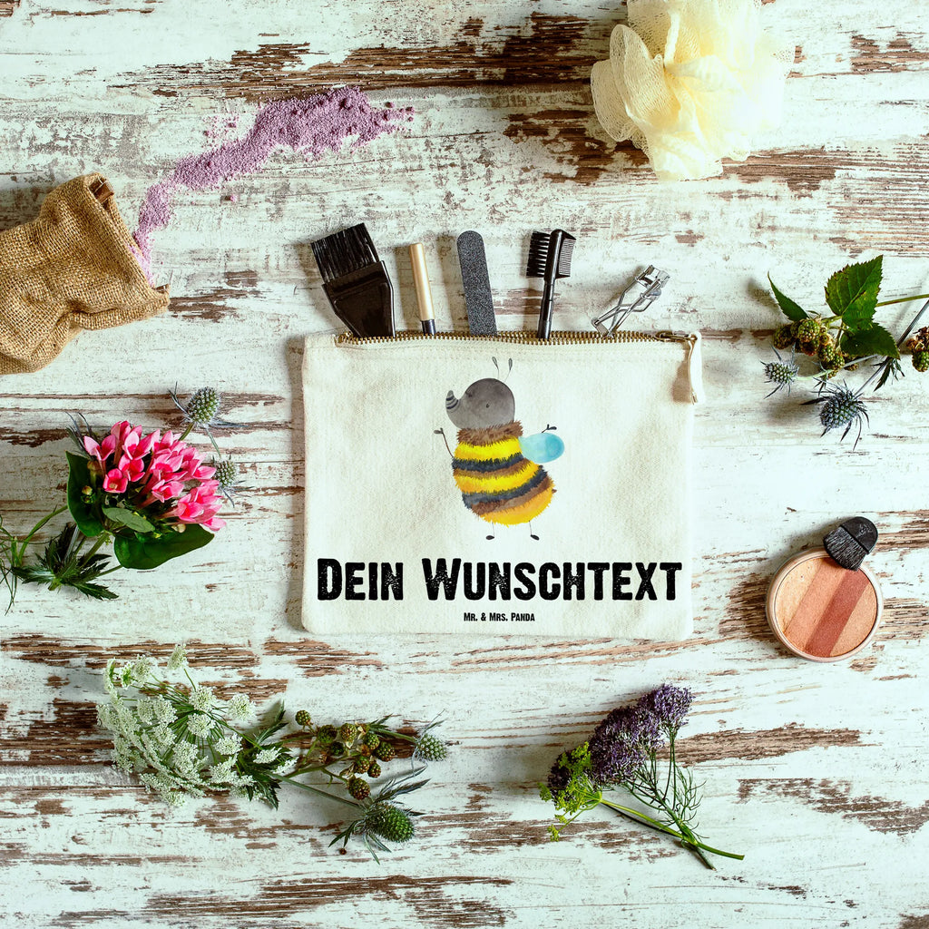 Personalisierte Schminktasche Hummel flauschig Personalisierte Schminktasche, Personalisierte Kosmetiktasche, Personalisierter Kosmetikbeutel, Personalisiertes Stiftemäppchen, Personalisiertes Etui, Personalisierte Federmappe, Personalisierte Makeup Bag, Personalisiertes Schminketui, Personalisiertes Kosmetiketui, Personalisiertes Schlamperetui, Schminktasche mit Namen, Kosmetiktasche mit Namen, Kosmetikbeutel mit Namen, Stiftemäppchen mit Namen, Etui mit Namen, Federmappe mit Namen, Makeup Bg mit Namen, Schminketui mit Namen, Kosmetiketui mit Namen, Schlamperetui mit Namen, Schminktasche personalisieren, Schminktasche bedrucken, Schminktasche selbst gestalten, Tiermotive, Gute Laune, lustige Sprüche, Tiere, Hummel, Flauschig, Biene, Blume, Natur