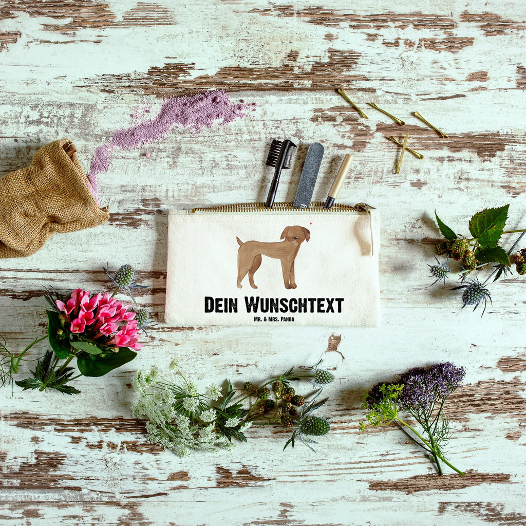 Personalisierte Schminktasche Hund Dogge Personalisierte Schminktasche, Personalisierte Kosmetiktasche, Personalisierter Kosmetikbeutel, Personalisiertes Stiftemäppchen, Personalisiertes Etui, Personalisierte Federmappe, Personalisierte Makeup Bag, Personalisiertes Schminketui, Personalisiertes Kosmetiketui, Personalisiertes Schlamperetui, Schminktasche mit Namen, Kosmetiktasche mit Namen, Kosmetikbeutel mit Namen, Stiftemäppchen mit Namen, Etui mit Namen, Federmappe mit Namen, Makeup Bg mit Namen, Schminketui mit Namen, Kosmetiketui mit Namen, Schlamperetui mit Namen, Schminktasche personalisieren, Schminktasche bedrucken, Schminktasche selbst gestalten, Hund, Hundemotiv, Haustier, Hunderasse, Tierliebhaber, Hundebesitzer, Sprüche, Hunde, Dogge, Deutsche Dogge, Great Dane