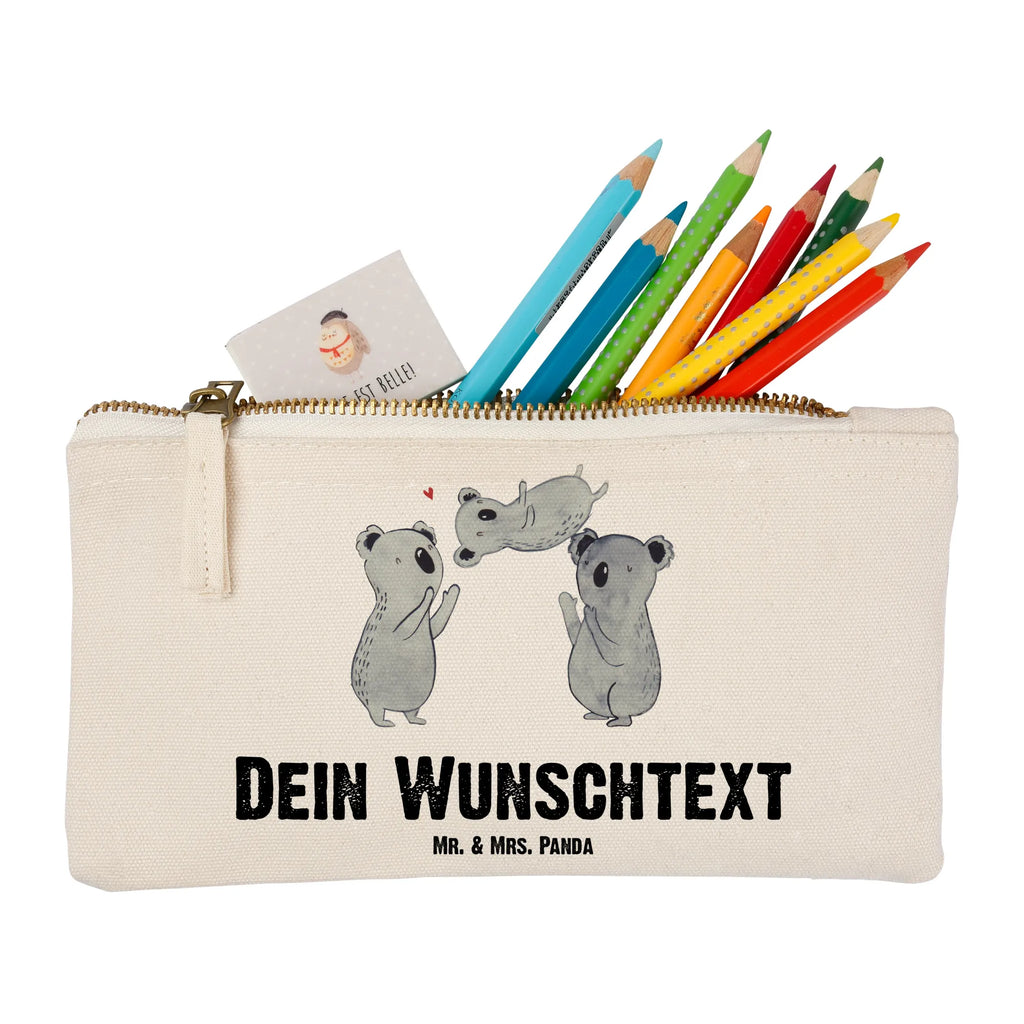 Personalisierte Schminktasche Koala Feiern Sich Personalisierte Schminktasche, Personalisierte Kosmetiktasche, Personalisierter Kosmetikbeutel, Personalisiertes Stiftemäppchen, Personalisiertes Etui, Personalisierte Federmappe, Personalisierte Makeup Bag, Personalisiertes Schminketui, Personalisiertes Kosmetiketui, Personalisiertes Schlamperetui, Schminktasche mit Namen, Kosmetiktasche mit Namen, Kosmetikbeutel mit Namen, Stiftemäppchen mit Namen, Etui mit Namen, Federmappe mit Namen, Makeup Bg mit Namen, Schminketui mit Namen, Kosmetiketui mit Namen, Schlamperetui mit Namen, Schminktasche personalisieren, Schminktasche bedrucken, Schminktasche selbst gestalten, Geburtstag, Geburtstagsgeschenk, Geschenk, Koala, Familie, Kind, Eltern, Herz, Liebe