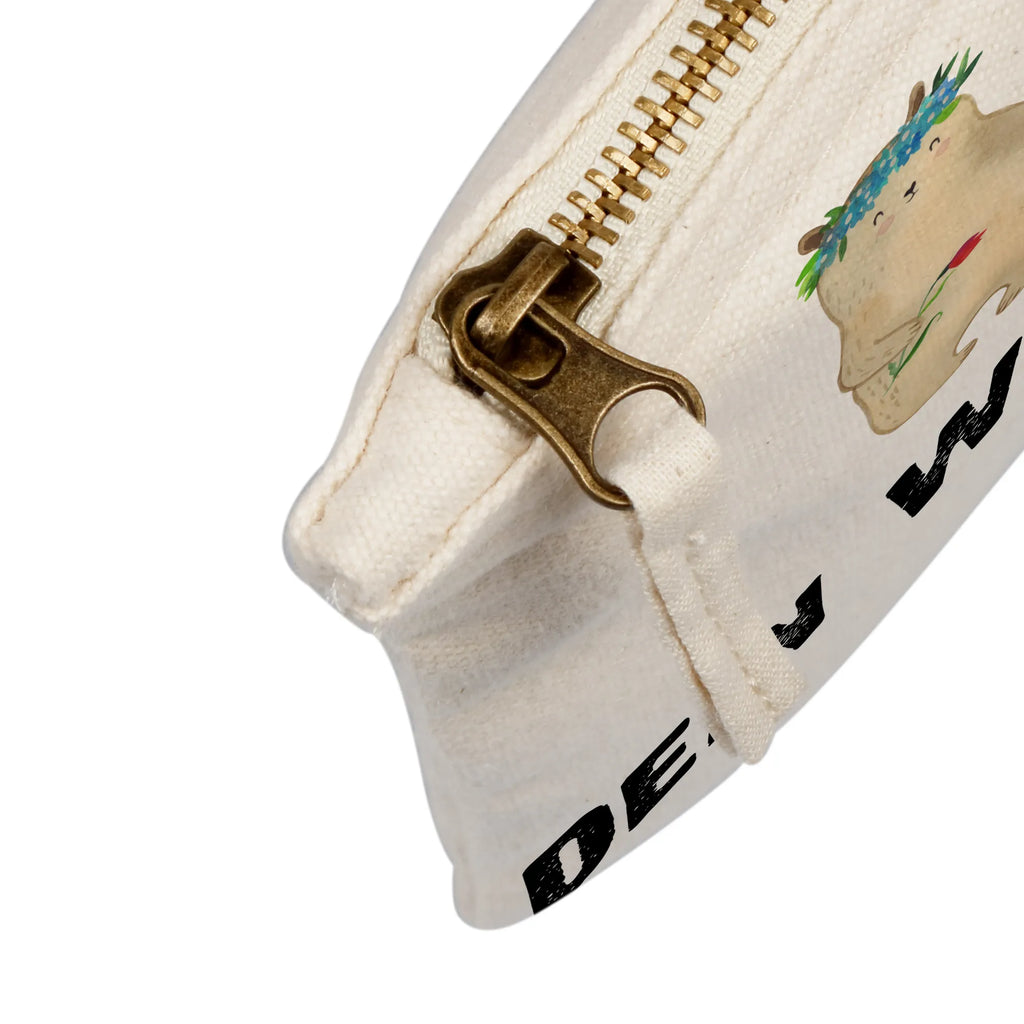 Personalisierte Schminktasche Bären mit Blumenkranz Personalisierte Schminktasche, Personalisierte Kosmetiktasche, Personalisierter Kosmetikbeutel, Personalisiertes Stiftemäppchen, Personalisiertes Etui, Personalisierte Federmappe, Personalisierte Makeup Bag, Personalisiertes Schminketui, Personalisiertes Kosmetiketui, Personalisiertes Schlamperetui, Schminktasche mit Namen, Kosmetiktasche mit Namen, Kosmetikbeutel mit Namen, Stiftemäppchen mit Namen, Etui mit Namen, Federmappe mit Namen, Makeup Bg mit Namen, Schminketui mit Namen, Kosmetiketui mit Namen, Schlamperetui mit Namen, Schminktasche personalisieren, Schminktasche bedrucken, Schminktasche selbst gestalten, Familie, Vatertag, Muttertag, Bruder, Schwester, Mama, Papa, Oma, Opa, Bär, Bären, Mutter, Mutti, Mami, Lieblingsmensch, Lieblingsmama, beste Mutter, weltbeste Mama, Geschenk Mama. Muttertag, Tochter, Kind, Kinder, Töchter, Family, Vorbild