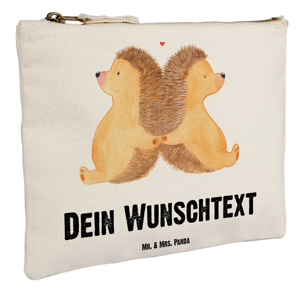 Personalisierte Schminktasche Igel händchenhaltend Personalisierte Schminktasche, Personalisierte Kosmetiktasche, Personalisierter Kosmetikbeutel, Personalisiertes Stiftemäppchen, Personalisiertes Etui, Personalisierte Federmappe, Personalisierte Makeup Bag, Personalisiertes Schminketui, Personalisiertes Kosmetiketui, Personalisiertes Schlamperetui, Schminktasche mit Namen, Kosmetiktasche mit Namen, Kosmetikbeutel mit Namen, Stiftemäppchen mit Namen, Etui mit Namen, Federmappe mit Namen, Makeup Bg mit Namen, Schminketui mit Namen, Kosmetiketui mit Namen, Schlamperetui mit Namen, Schminktasche personalisieren, Schminktasche bedrucken, Schminktasche selbst gestalten, Liebe, Partner, Freund, Freundin, Ehemann, Ehefrau, Heiraten, Verlobung, Heiratsantrag, Liebesgeschenk, Jahrestag, Hocheitstag, Igel, Igelliebe, Hand in Hand, Liebesbeweis, große Liebe, Liebesbotschaft, Hochzeit, Lieblingsmensch, Gemeinsamkeit, Love, Geschenk für zwei