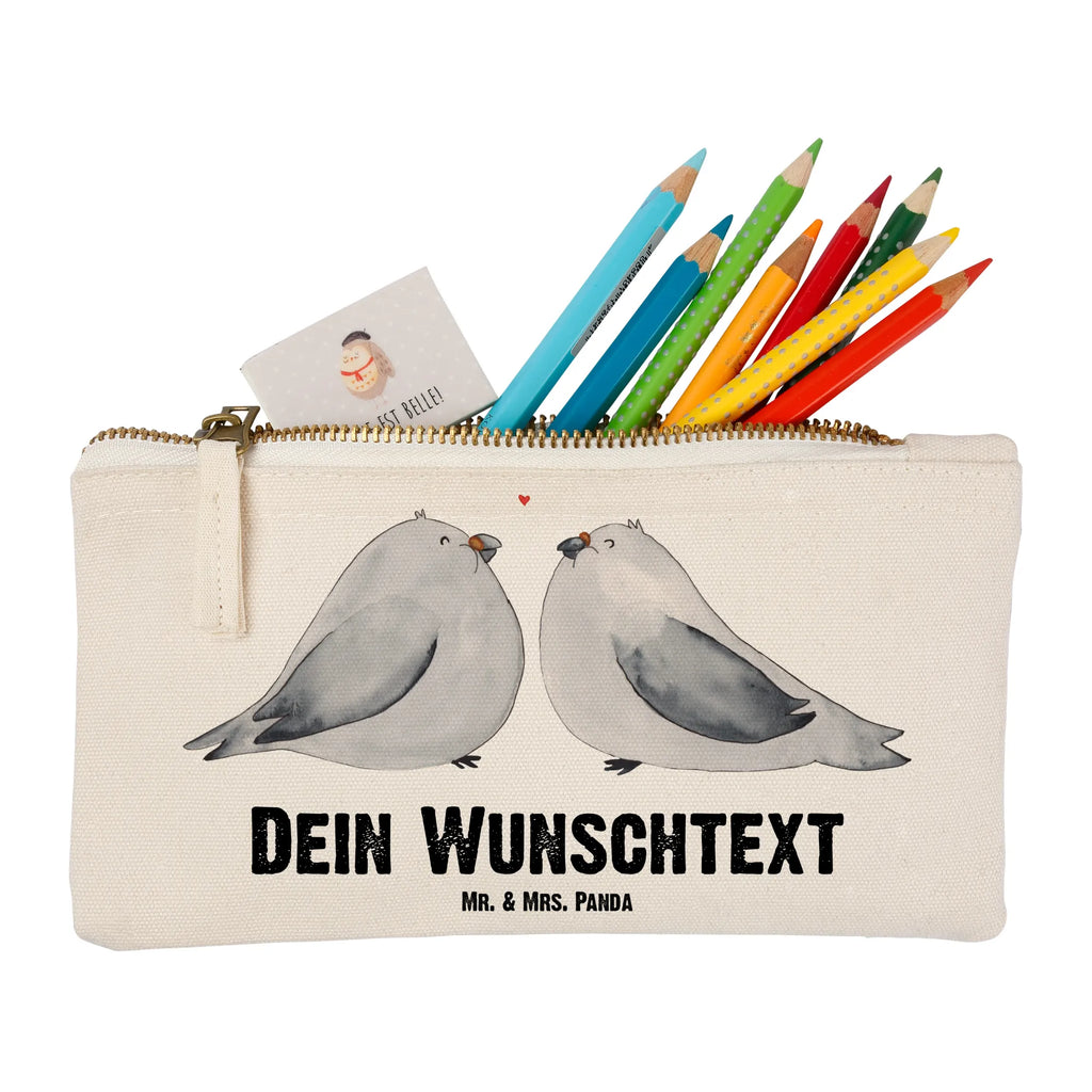 Personalisierte Schminktasche Turteltauben Liebe Personalisierte Schminktasche, Personalisierte Kosmetiktasche, Personalisierter Kosmetikbeutel, Personalisiertes Stiftemäppchen, Personalisiertes Etui, Personalisierte Federmappe, Personalisierte Makeup Bag, Personalisiertes Schminketui, Personalisiertes Kosmetiketui, Personalisiertes Schlamperetui, Schminktasche mit Namen, Kosmetiktasche mit Namen, Kosmetikbeutel mit Namen, Stiftemäppchen mit Namen, Etui mit Namen, Federmappe mit Namen, Makeup Bg mit Namen, Schminketui mit Namen, Kosmetiketui mit Namen, Schlamperetui mit Namen, Schminktasche personalisieren, Schminktasche bedrucken, Schminktasche selbst gestalten, Liebe, Partner, Freund, Freundin, Ehemann, Ehefrau, Heiraten, Verlobung, Heiratsantrag, Liebesgeschenk, Jahrestag, Hocheitstag, Turteltauben, Turteltäubchen, Tauben, Verliebt, Verlobt, Verheiratet, Geschenk Freundin, Geschenk Freund, Liebesbeweis, Hochzeitstag, Geschenk Hochzeit