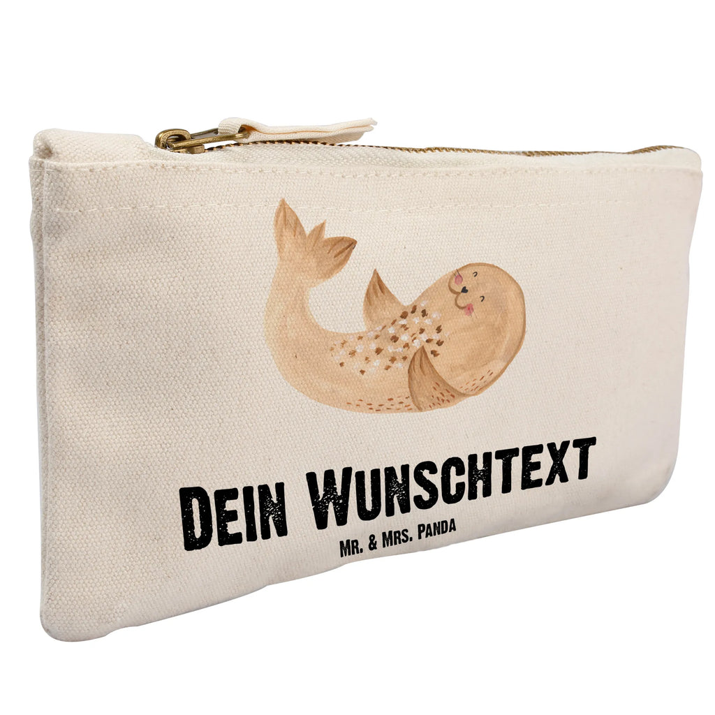 Personalisierte Schminktasche Robbe liegend Personalisierte Schminktasche, Personalisierte Kosmetiktasche, Personalisierter Kosmetikbeutel, Personalisiertes Stiftemäppchen, Personalisiertes Etui, Personalisierte Federmappe, Personalisierte Makeup Bag, Personalisiertes Schminketui, Personalisiertes Kosmetiketui, Personalisiertes Schlamperetui, Schminktasche mit Namen, Kosmetiktasche mit Namen, Kosmetikbeutel mit Namen, Stiftemäppchen mit Namen, Etui mit Namen, Federmappe mit Namen, Makeup Bg mit Namen, Schminketui mit Namen, Kosmetiketui mit Namen, Schlamperetui mit Namen, Schminktasche personalisieren, Schminktasche bedrucken, Schminktasche selbst gestalten, Tiermotive, Gute Laune, lustige Sprüche, Tiere, Robbe, Robben, Seehund, Strand, Meerestier, Ostsee, Nordsee, Lachen, Freude