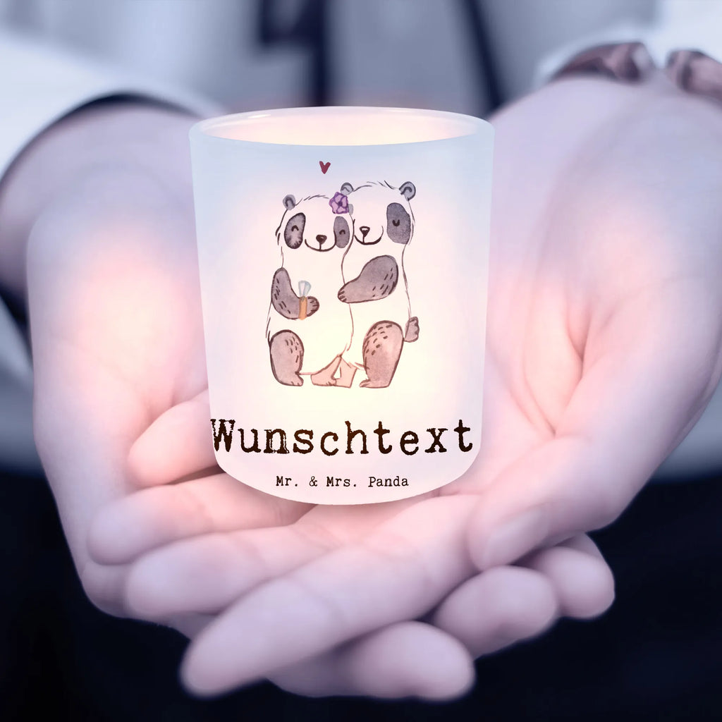 Personalisiertes Windlicht Panda Beste Ehefrau der Welt Personalisiertes Windlicht, Personalisiertes Windlicht Glas, Personalisiertes Teelichtglas, Personalisierter Teelichthalter, Personalisiertes Kerzenglas, Personalisierte Kerze, Personalisiertes Teelicht, Windlicht mit Namen, Windlicht Glas mit Namen, Teelichtglas mit Namen, Teelichthalter mit Namen, Teelichter mit Namen, Kerzenglas mit Namen, Kerze mit Namen, Teelicht mit Namen, Namenspersonalisierung, Name, selbst gestalten, Wunschtext, Bedrucken, für, Dankeschön, Geschenk, Schenken, Geburtstag, Geburtstagsgeschenk, Geschenkidee, Danke, Bedanken, Mitbringsel, Freude machen, Geschenktipp, Ehefrau, Beste, Frau, Partnerin, Freundin, Traumfrau, Hochzeit, Liebling, Ehepartner, Ehe, Gattin, Lebensgefährtin, Braut, Kleinigkeit