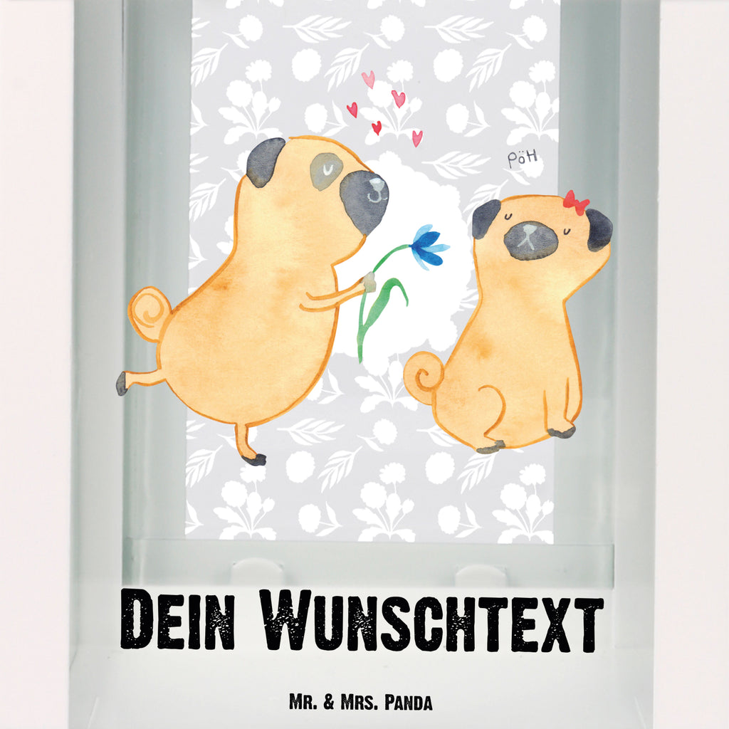 Personalisierte Deko Laterne Mops verliebt Gartenlampe, Gartenleuchte, Gartendekoration, Gartenlicht, Laterne kleine Laternen, XXL Laternen, Laterne groß, Hund, Hundemotiv, Haustier, Hunderasse, Tierliebhaber, Hundebesitzer, Sprüche, Mops, Möpse, Hundeliebe, verliebt, Liebe, Liebesspruch. Verlobt, Geschenk Freund, Partner