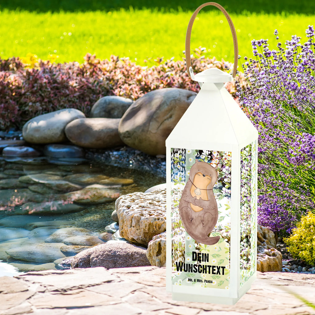 Personalisierte Deko Laterne Otter mit Muschelmedaillon Gartenlampe, Gartenleuchte, Gartendekoration, Gartenlicht, Laterne kleine Laternen, XXL Laternen, Laterne groß, Otter, Fischotter, Seeotter, Otterliebe, grübeln, träumen, Motivation, Tagträumen, Büro