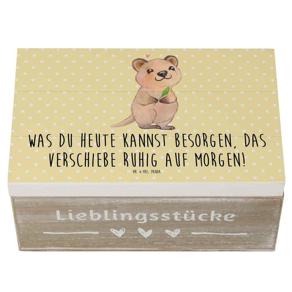 Holzkiste Quokka Happy Holzkiste, Kiste, Schatzkiste, Truhe, Schatulle, XXL, Erinnerungsbox, Erinnerungskiste, Dekokiste, Aufbewahrungsbox, Geschenkbox, Geschenkdose, Tiermotive, Gute Laune, lustige Sprüche, Tiere, Quokka, Verschieben, Aufschieberitis, Lustiger Spruch, Niedliches Tier, Dinge erledigen