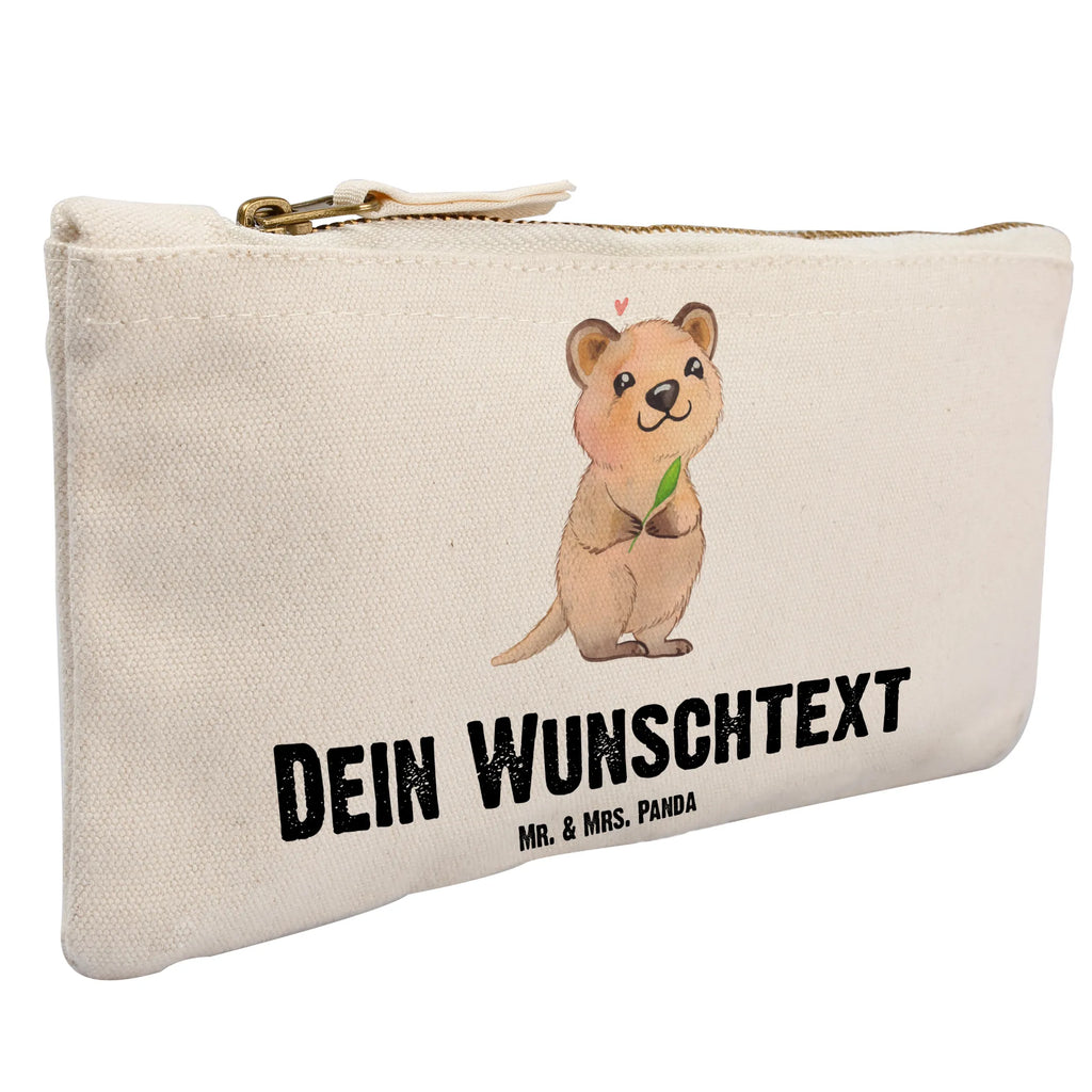 Personalisierte Schminktasche Quokka Happy Personalisierte Schminktasche, Personalisierte Kosmetiktasche, Personalisierter Kosmetikbeutel, Personalisiertes Stiftemäppchen, Personalisiertes Etui, Personalisierte Federmappe, Personalisierte Makeup Bag, Personalisiertes Schminketui, Personalisiertes Kosmetiketui, Personalisiertes Schlamperetui, Schminktasche mit Namen, Kosmetiktasche mit Namen, Kosmetikbeutel mit Namen, Stiftemäppchen mit Namen, Etui mit Namen, Federmappe mit Namen, Makeup Bg mit Namen, Schminketui mit Namen, Kosmetiketui mit Namen, Schlamperetui mit Namen, Schminktasche personalisieren, Schminktasche bedrucken, Schminktasche selbst gestalten, Tiermotive, Gute Laune, lustige Sprüche, Tiere, Quokka, Verschieben, Aufschieberitis, Lustiger Spruch, Niedliches Tier, Dinge erledigen