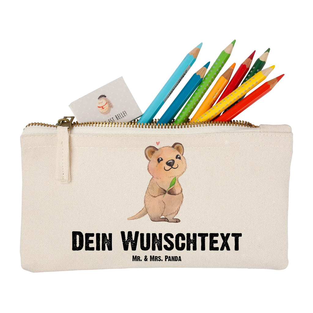 Personalisierte Schminktasche Quokka Happy Personalisierte Schminktasche, Personalisierte Kosmetiktasche, Personalisierter Kosmetikbeutel, Personalisiertes Stiftemäppchen, Personalisiertes Etui, Personalisierte Federmappe, Personalisierte Makeup Bag, Personalisiertes Schminketui, Personalisiertes Kosmetiketui, Personalisiertes Schlamperetui, Schminktasche mit Namen, Kosmetiktasche mit Namen, Kosmetikbeutel mit Namen, Stiftemäppchen mit Namen, Etui mit Namen, Federmappe mit Namen, Makeup Bg mit Namen, Schminketui mit Namen, Kosmetiketui mit Namen, Schlamperetui mit Namen, Schminktasche personalisieren, Schminktasche bedrucken, Schminktasche selbst gestalten, Tiermotive, Gute Laune, lustige Sprüche, Tiere, Quokka, Verschieben, Aufschieberitis, Lustiger Spruch, Niedliches Tier, Dinge erledigen