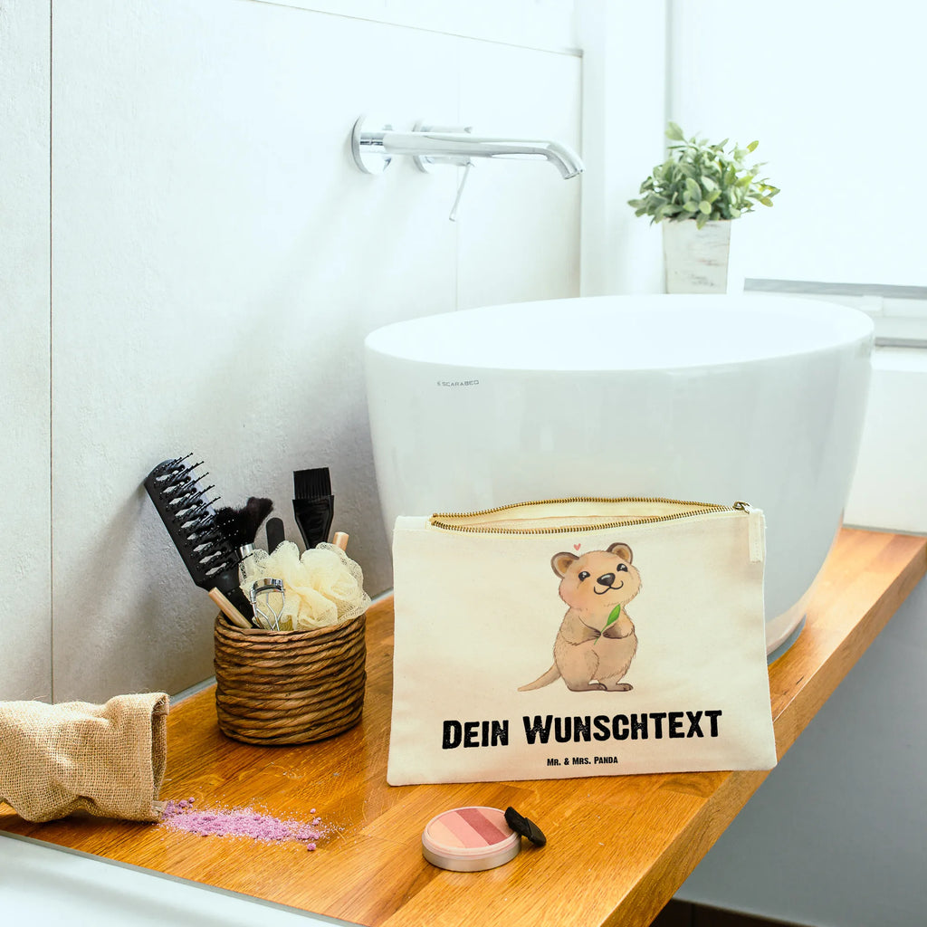 Personalisierte Schminktasche Quokka Happy Personalisierte Schminktasche, Personalisierte Kosmetiktasche, Personalisierter Kosmetikbeutel, Personalisiertes Stiftemäppchen, Personalisiertes Etui, Personalisierte Federmappe, Personalisierte Makeup Bag, Personalisiertes Schminketui, Personalisiertes Kosmetiketui, Personalisiertes Schlamperetui, Schminktasche mit Namen, Kosmetiktasche mit Namen, Kosmetikbeutel mit Namen, Stiftemäppchen mit Namen, Etui mit Namen, Federmappe mit Namen, Makeup Bg mit Namen, Schminketui mit Namen, Kosmetiketui mit Namen, Schlamperetui mit Namen, Schminktasche personalisieren, Schminktasche bedrucken, Schminktasche selbst gestalten, Tiermotive, Gute Laune, lustige Sprüche, Tiere, Quokka, Verschieben, Aufschieberitis, Lustiger Spruch, Niedliches Tier, Dinge erledigen