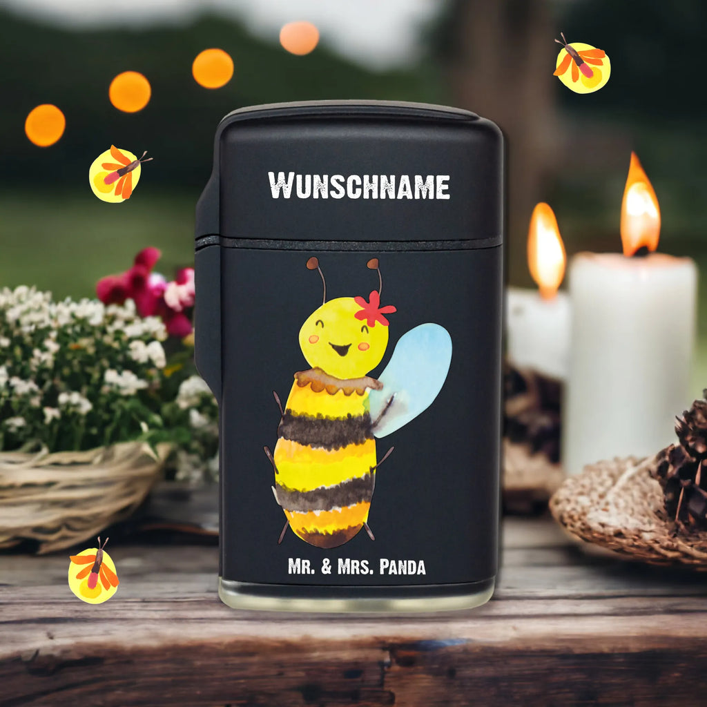 Personalisiertes Feuerzeug Biene Happy Personalisiertes Feuerzeug, Personalisiertes Gas-Feuerzeug, Personalisiertes Sturmfeuerzeug, Feuerzeug bedrucken, Feuerzeug personalisiert, Feuerzeug personalisieren, Feuerzeug selbst gestalten, Feuerzeug Geschenkidee, Feuerzeug als Geschenk, Geschenk Feuerzeug, Feuerzeug Geschenk, Feuerzeug mit Name, Feuerzeug mit Namen, Besonderes Feuerzeug, Biene, Wespe, Hummel