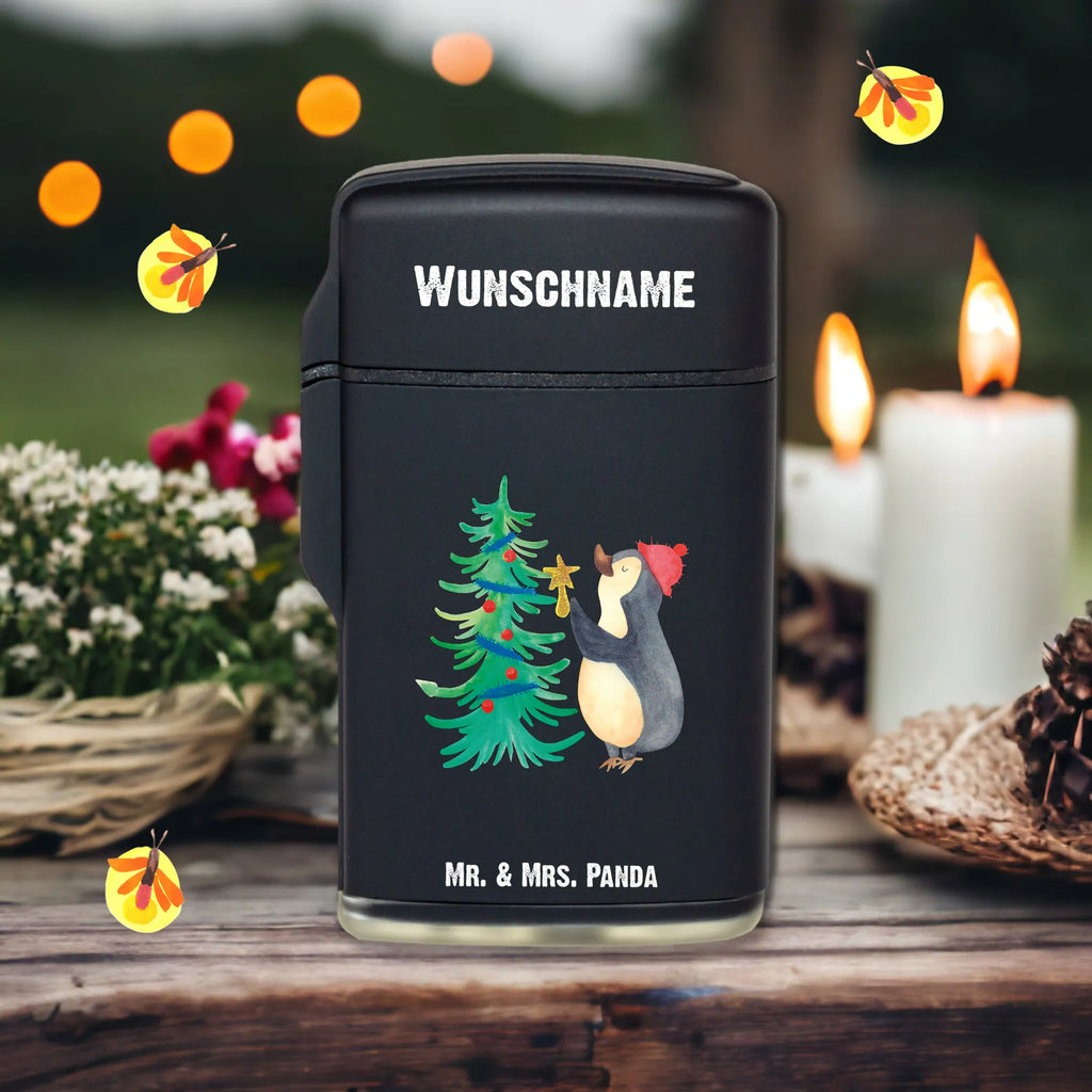 Personalisiertes Feuerzeug Pinguin Weihnachtsbaum Personalisiertes Feuerzeug, Personalisiertes Gas-Feuerzeug, Personalisiertes Sturmfeuerzeug, Feuerzeug bedrucken, Feuerzeug personalisiert, Feuerzeug personalisieren, Feuerzeug selbst gestalten, Feuerzeug Geschenkidee, Feuerzeug als Geschenk, Geschenk Feuerzeug, Feuerzeug Geschenk, Feuerzeug mit Name, Feuerzeug mit Namen, Besonderes Feuerzeug, Winter, Weihnachten, Weihnachtsdeko, Nikolaus, Advent, Heiligabend, Wintermotiv, Pinguin