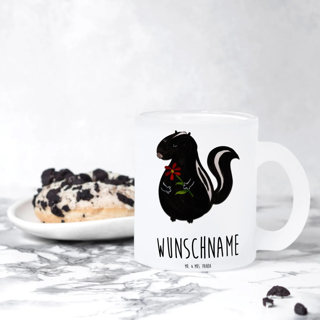 Personalisierte Teetasse Stinktier Blume Personalisierte Teetasse, Personalisiertes Teeglas, Personalisierter Teebecher, Personalisierte Glas Teetasse, Personalisierte Teetasse aus Glas, Teetasse mit Namen, Teeglas mit Namen, Teebecher mit Namen, Glas Teetasse mit Namen, Teetasse aus Glas mit Namen, Teetasse Wunschname, Teetasse selbst gestalten., Stinktier, Skunk, Wildtier, Raubtier, Stinker, Stinki, Tagträumer, verträumt, Dreams, Träume