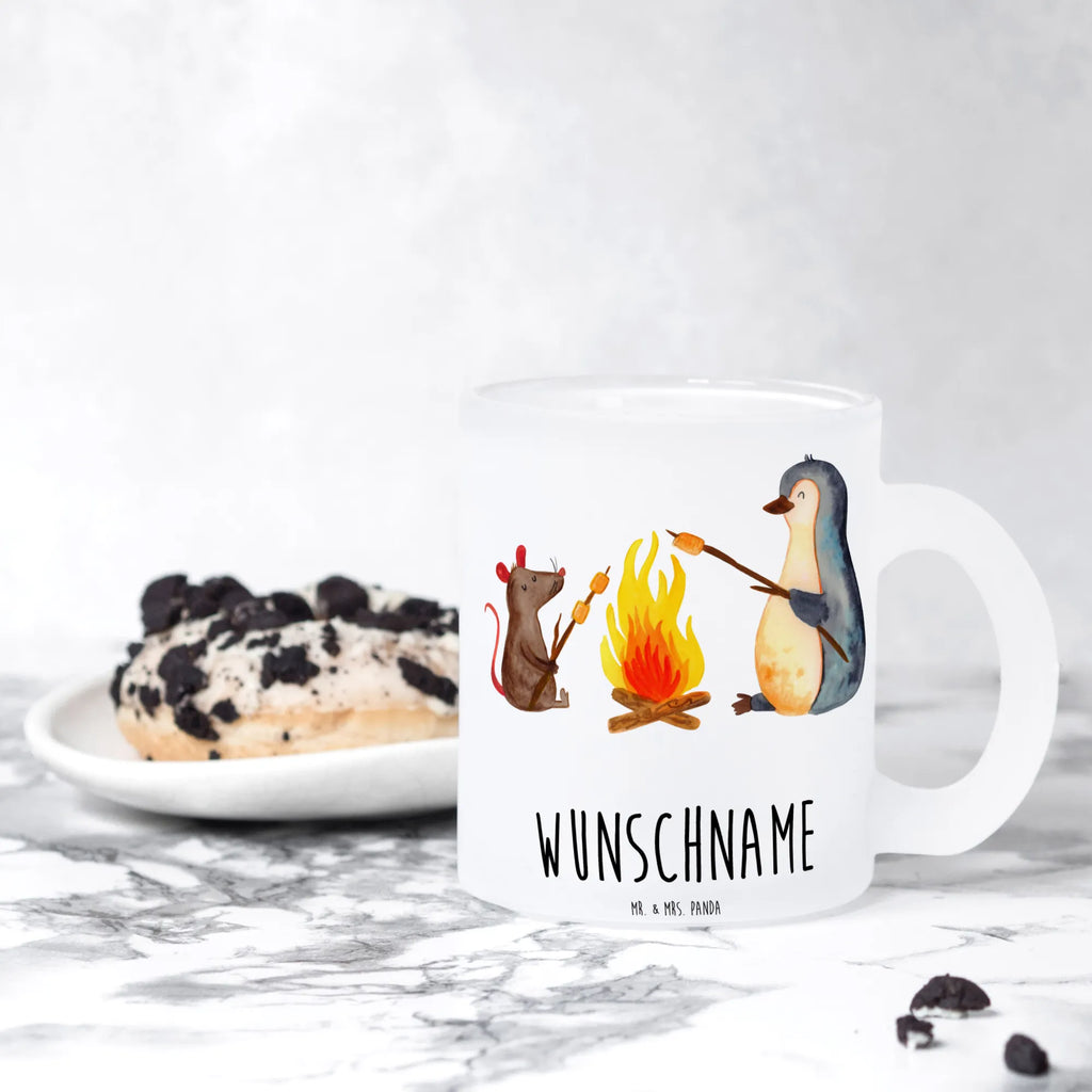 Personalisierte Teetasse Pinguin Lagerfeuer Personalisierte Teetasse, Personalisiertes Teeglas, Personalisierter Teebecher, Personalisierte Glas Teetasse, Personalisierte Teetasse aus Glas, Teetasse mit Namen, Teeglas mit Namen, Teebecher mit Namen, Glas Teetasse mit Namen, Teetasse aus Glas mit Namen, Teetasse Wunschname, Teetasse selbst gestalten., Pinguin, Maus, Pinguine, Lagerfeuer, Leben, Arbeit, Job, Motivation, Büro, Büroalltag, Lebensspruch, Lebensmotivation, Neustart, Liebe, grillen, Feuer, Marshmallows