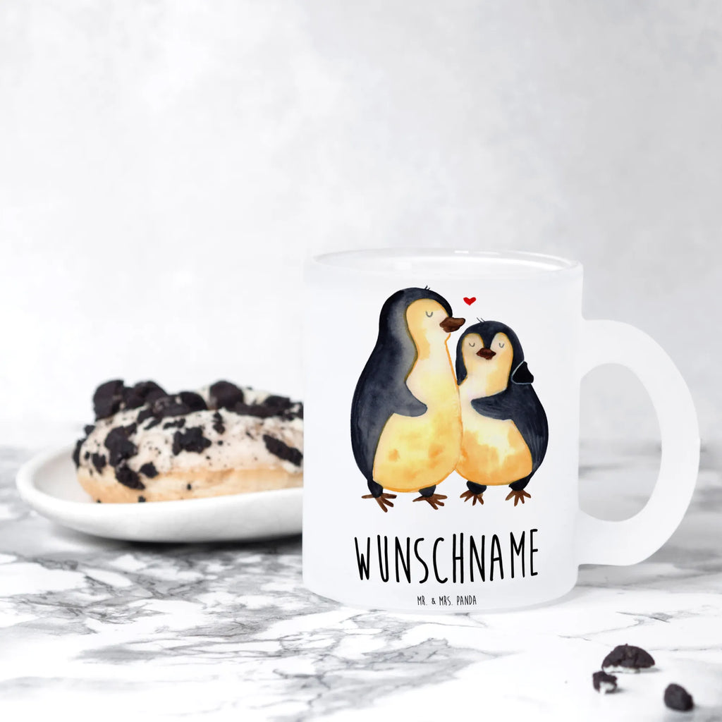 Personalisierte Teetasse Pinguin umarmend Personalisierte Teetasse, Personalisiertes Teeglas, Personalisierter Teebecher, Personalisierte Glas Teetasse, Personalisierte Teetasse aus Glas, Teetasse mit Namen, Teeglas mit Namen, Teebecher mit Namen, Glas Teetasse mit Namen, Teetasse aus Glas mit Namen, Teetasse Wunschname, Teetasse selbst gestalten., Pinguin, Liebe, Liebespaar, Liebesbeweis, Liebesgeschenk, Verlobung, Jahrestag, Hochzeitstag, Hochzeit, Hochzeitsgeschenk