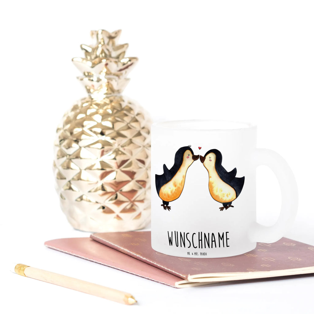 Personalisierte Teetasse Pinguin Liebe Personalisierte Teetasse, Personalisiertes Teeglas, Personalisierter Teebecher, Personalisierte Glas Teetasse, Personalisierte Teetasse aus Glas, Teetasse mit Namen, Teeglas mit Namen, Teebecher mit Namen, Glas Teetasse mit Namen, Teetasse aus Glas mit Namen, Teetasse Wunschname, Teetasse selbst gestalten., Liebe, Partner, Freund, Freundin, Ehemann, Ehefrau, Heiraten, Verlobung, Heiratsantrag, Liebesgeschenk, Jahrestag, Hocheitstag, Pinguin, Pinguine, Pinguin Paar, Pinguinpaar, Pinguin Liebe, Paar, Pärchen. Liebespaar, Liebesbeweis, Liebesspruch, Hochzeitstag, Geschenk Freund, Geschenk Freundin, Verlobte, Verlobter, Love, Geschenk Hochzeitstag, Geschenkidee, Hochzeit, Gastgeschenk