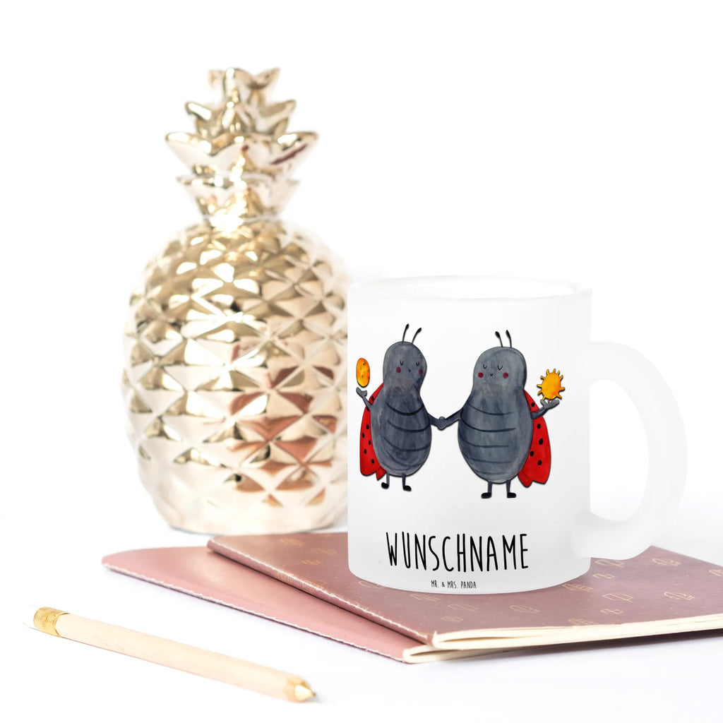 Personalisierte Teetasse Sternzeichen Zwilling Personalisierte Teetasse, Personalisiertes Teeglas, Personalisierter Teebecher, Personalisierte Glas Teetasse, Personalisierte Teetasse aus Glas, Teetasse mit Namen, Teeglas mit Namen, Teebecher mit Namen, Glas Teetasse mit Namen, Teetasse aus Glas mit Namen, Teetasse Wunschname, Teetasse selbst gestalten., Tierkreiszeichen, Sternzeichen, Horoskop, Astrologie, Aszendent, Zwillinge, Zwilling Geschenk, Zwilling Sternzeichen, Geburtstag Mai, Geschenk Mai, Geschenk Juni, Marienkäfer, Glückskäfer, Zwillingsbruder, Zwillingsschwester