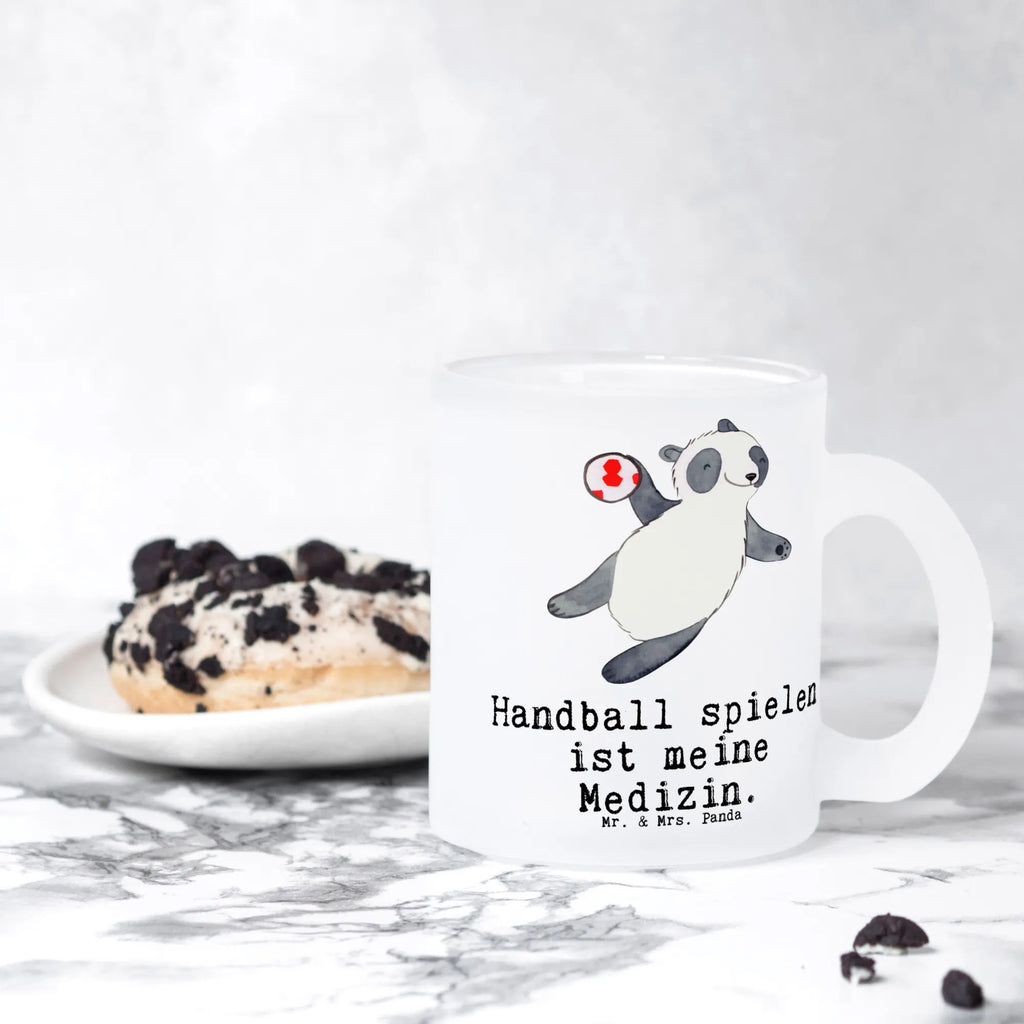 Teetasse Panda Handball spielen Teetasse, Teeglas, Teebecher, Tasse mit Henkel, Tasse, Glas Teetasse, Teetasse aus Glas, Geschenk, Sport, Sportart, Hobby, Schenken, Danke, Dankeschön, Auszeichnung, Gewinn, Sportler, Handball spielen, Handball Turnier, Handball Club, Handball Verein