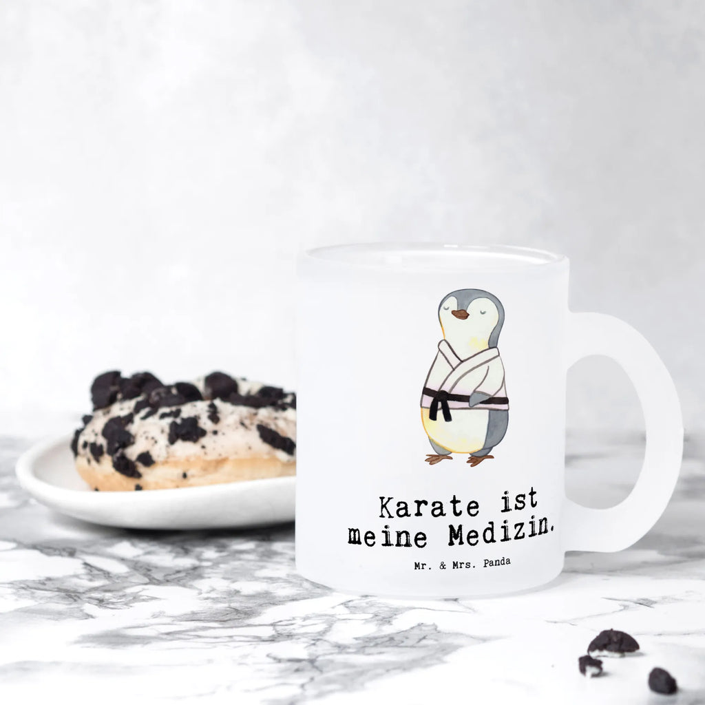 Teetasse Pinguin Karate Teetasse, Teeglas, Teebecher, Tasse mit Henkel, Tasse, Glas Teetasse, Teetasse aus Glas, Geschenk, Sport, Sportart, Hobby, Schenken, Danke, Dankeschön, Auszeichnung, Gewinn, Sportler, Karate, Kampfsportart, Selbstverteidigung, Kampfkunst, Karate Verein