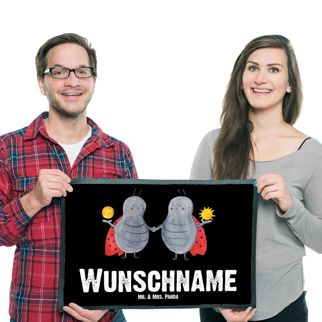 Personalisierte Fußmatte Sternzeichen Zwilling Personalisierte Fußmatte, Fußmatte mit Namen, Personalisieruung, Personalisiert, Fußmatte bedrucken, Türvorleger mit Namen, Haustürmatte personalisiert, Namensfussmatte, Wunschnamen, Bedrucken, Türvorleger personalisiert, Tierkreiszeichen, Sternzeichen, Horoskop, Astrologie, Aszendent, Zwillinge, Zwilling Geschenk, Zwilling Sternzeichen, Geburtstag Mai, Geschenk Mai, Geschenk Juni, Marienkäfer, Glückskäfer, Zwillingsbruder, Zwillingsschwester