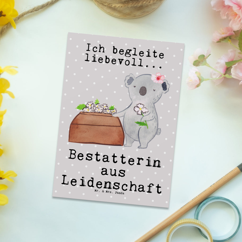 Postkarte Bestatterin aus Leidenschaft Postkarte, Karte, Geschenkkarte, Grußkarte, Einladung, Ansichtskarte, Geburtstagskarte, Einladungskarte, Dankeskarte, Ansichtskarten, Einladung Geburtstag, Einladungskarten Geburtstag, Beruf, Ausbildung, Jubiläum, Abschied, Rente, Kollege, Kollegin, Geschenk, Schenken, Arbeitskollege, Mitarbeiter, Firma, Danke, Dankeschön