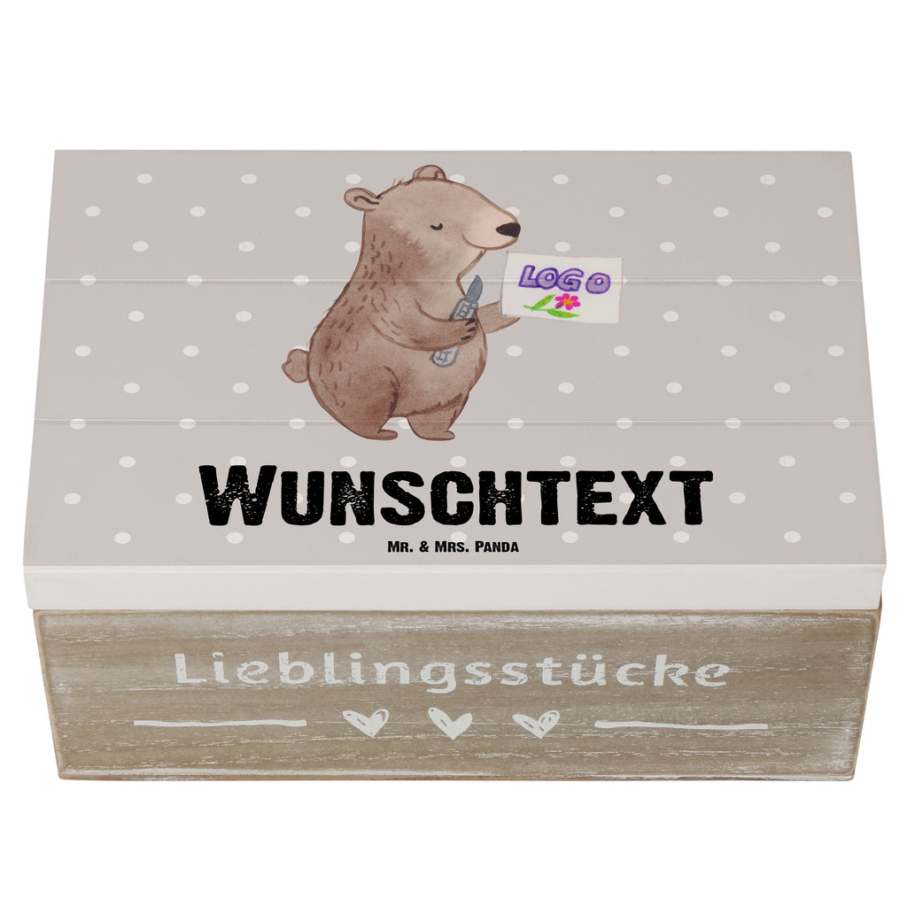 Personalisierte Holzkiste Gestalter für visuelles Marketing Herz Holzkiste mit Namen, Kiste mit Namen, Schatzkiste mit Namen, Truhe mit Namen, Schatulle mit Namen, Erinnerungsbox mit Namen, Erinnerungskiste, mit Namen, Dekokiste mit Namen, Aufbewahrungsbox mit Namen, Holzkiste Personalisiert, Kiste Personalisiert, Schatzkiste Personalisiert, Truhe Personalisiert, Schatulle Personalisiert, Erinnerungsbox Personalisiert, Erinnerungskiste Personalisiert, Dekokiste Personalisiert, Aufbewahrungsbox Personalisiert, Geschenkbox personalisiert, GEschenkdose personalisiert, Beruf, Ausbildung, Jubiläum, Abschied, Rente, Kollege, Kollegin, Geschenk, Schenken, Arbeitskollege, Mitarbeiter, Firma, Danke, Dankeschön