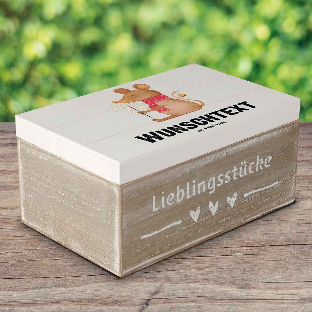 Personalisierte Holzkiste Maus Weihnachten Holzkiste mit Namen, Kiste mit Namen, Schatzkiste mit Namen, Truhe mit Namen, Schatulle mit Namen, Erinnerungsbox mit Namen, Erinnerungskiste, mit Namen, Dekokiste mit Namen, Aufbewahrungsbox mit Namen, Holzkiste Personalisiert, Kiste Personalisiert, Schatzkiste Personalisiert, Truhe Personalisiert, Schatulle Personalisiert, Erinnerungsbox Personalisiert, Erinnerungskiste Personalisiert, Dekokiste Personalisiert, Aufbewahrungsbox Personalisiert, Geschenkbox personalisiert, GEschenkdose personalisiert, Winter, Weihnachten, Weihnachtsdeko, Nikolaus, Advent, Heiligabend, Wintermotiv, Frohe Weihnachten, Weihnachtsgruß, Weihnachtsmotiv, Maus, Mäuschen, Weihnachtswunder