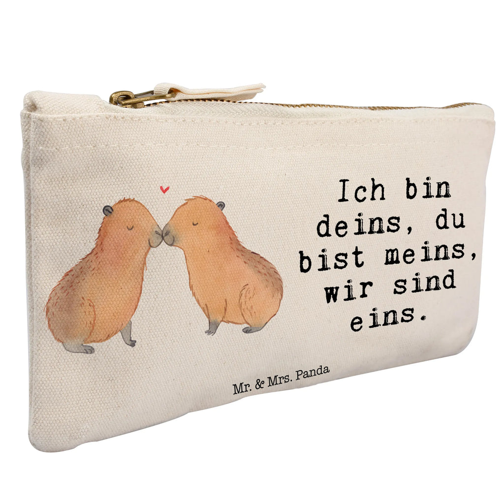 Schminktasche Capybara Liebe Schminktasche, Kosmetiktasche, Kosmetikbeutel, Stiftemäppchen, Etui, Federmappe, Makeup, XXL, Schminketui, Kosmetiketui, Schlamperetui, Tiermotive, Gute Laune, lustige Sprüche, Tiere, Capybara, Liebe, verliebt, Paar, Jahrestag, Kuschel Capybaras, Tierliebe, Romantisches Geschenk, Handgezeichnet, Verschmolzen, Geschenkidee, Beziehung, Partnertiere, Ich bin deins, Du bist meins, Liebesspruch, Herzlich, Valentinstag, Ehejubiläum, Liebesbeweis