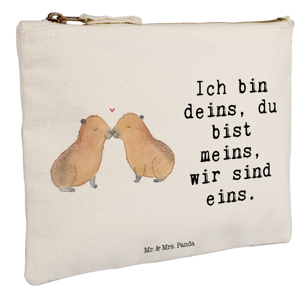 Schminktasche Capybara Liebe Schminktasche, Kosmetiktasche, Kosmetikbeutel, Stiftemäppchen, Etui, Federmappe, Makeup, XXL, Schminketui, Kosmetiketui, Schlamperetui, Tiermotive, Gute Laune, lustige Sprüche, Tiere, Capybara, Liebe, verliebt, Paar, Jahrestag, Kuschel Capybaras, Tierliebe, Romantisches Geschenk, Handgezeichnet, Verschmolzen, Geschenkidee, Beziehung, Partnertiere, Ich bin deins, Du bist meins, Liebesspruch, Herzlich, Valentinstag, Ehejubiläum, Liebesbeweis